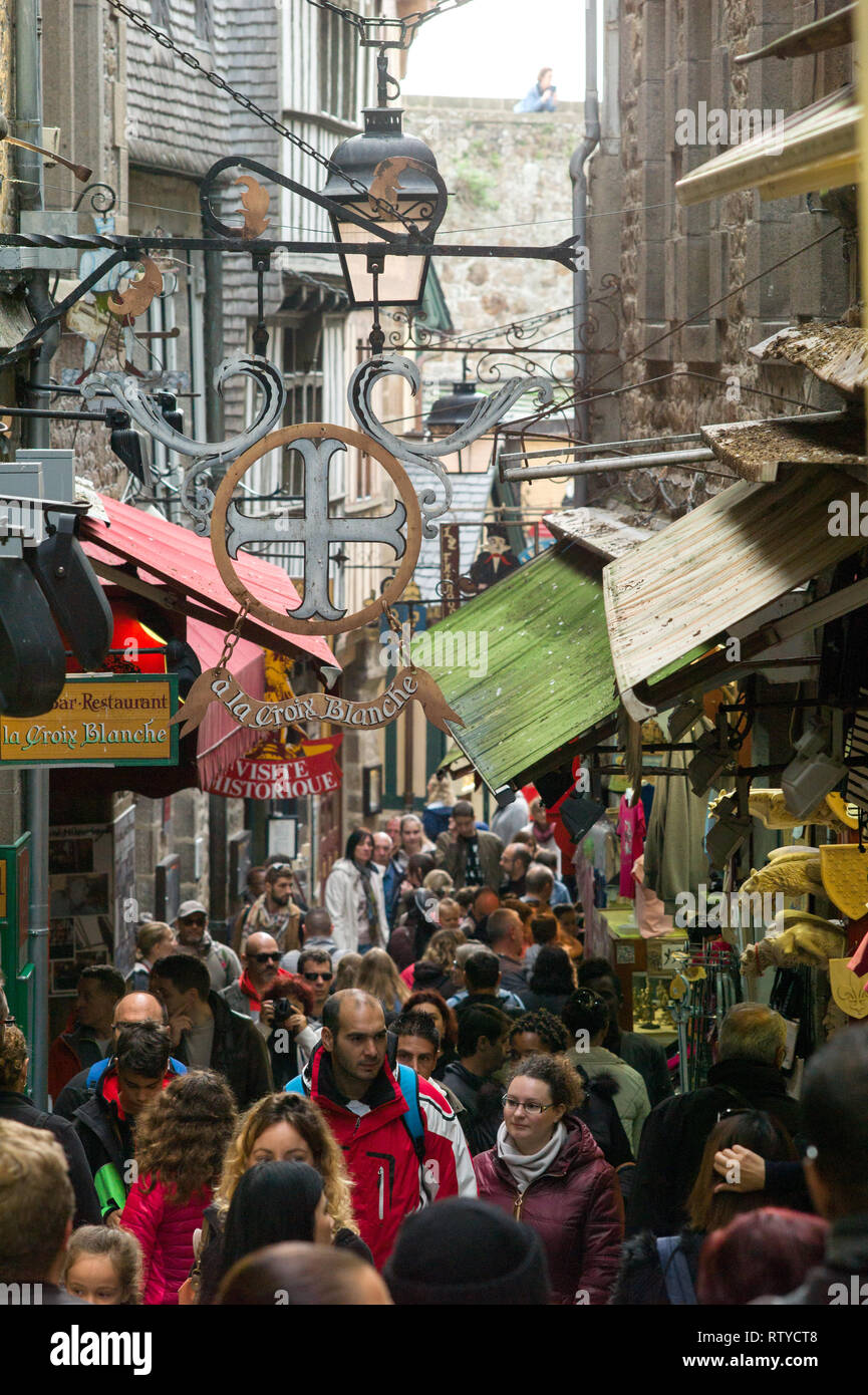 Le Mont Saint Michel, Francia - 25 Ottobre 2017: Grande Strada di Le Mont Saint Michel Foto Stock