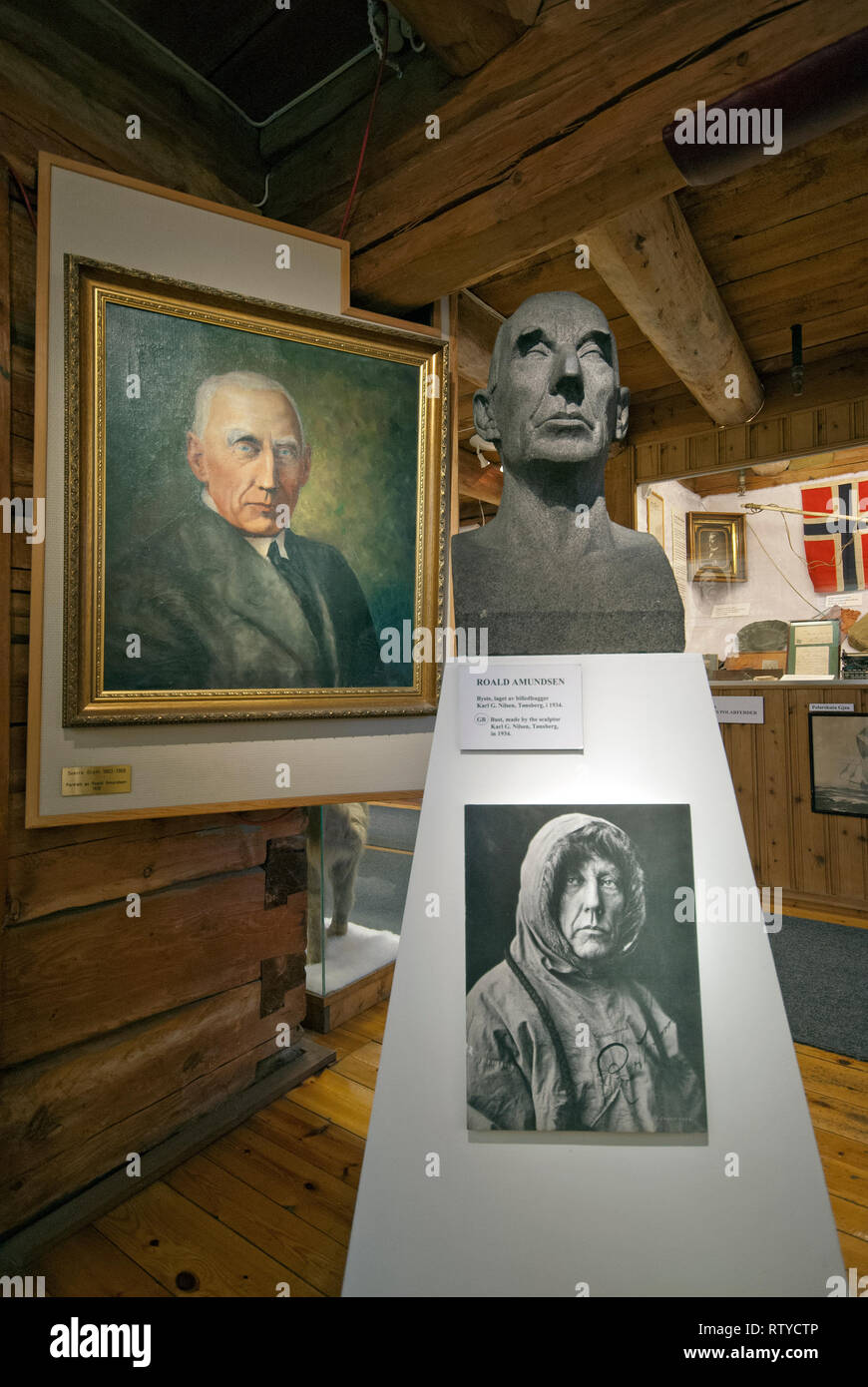 Statua, fotografia e ritratto di esploratore norvegese Roald Amundsen (1872-1928), il museo polare (Polarmuseet) in Tromso, Troms County, Norvegia Foto Stock