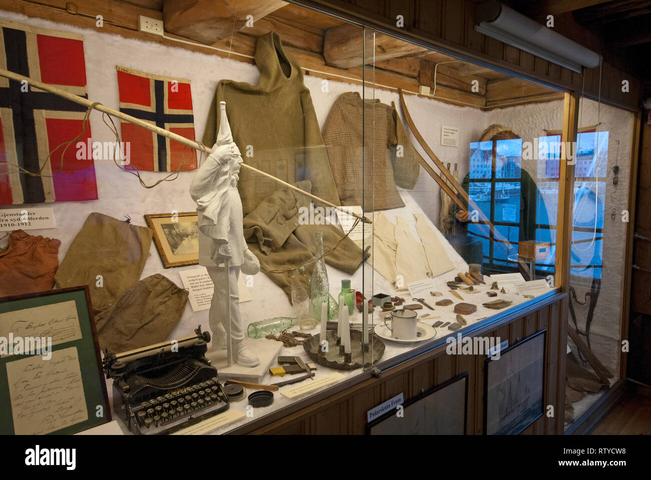 Vetrina dedicata alla explorer norvegese Roald Amundsen (1872-1928), il museo polare (Polarmuseet) in Tromso, Troms County, Norvegia Foto Stock