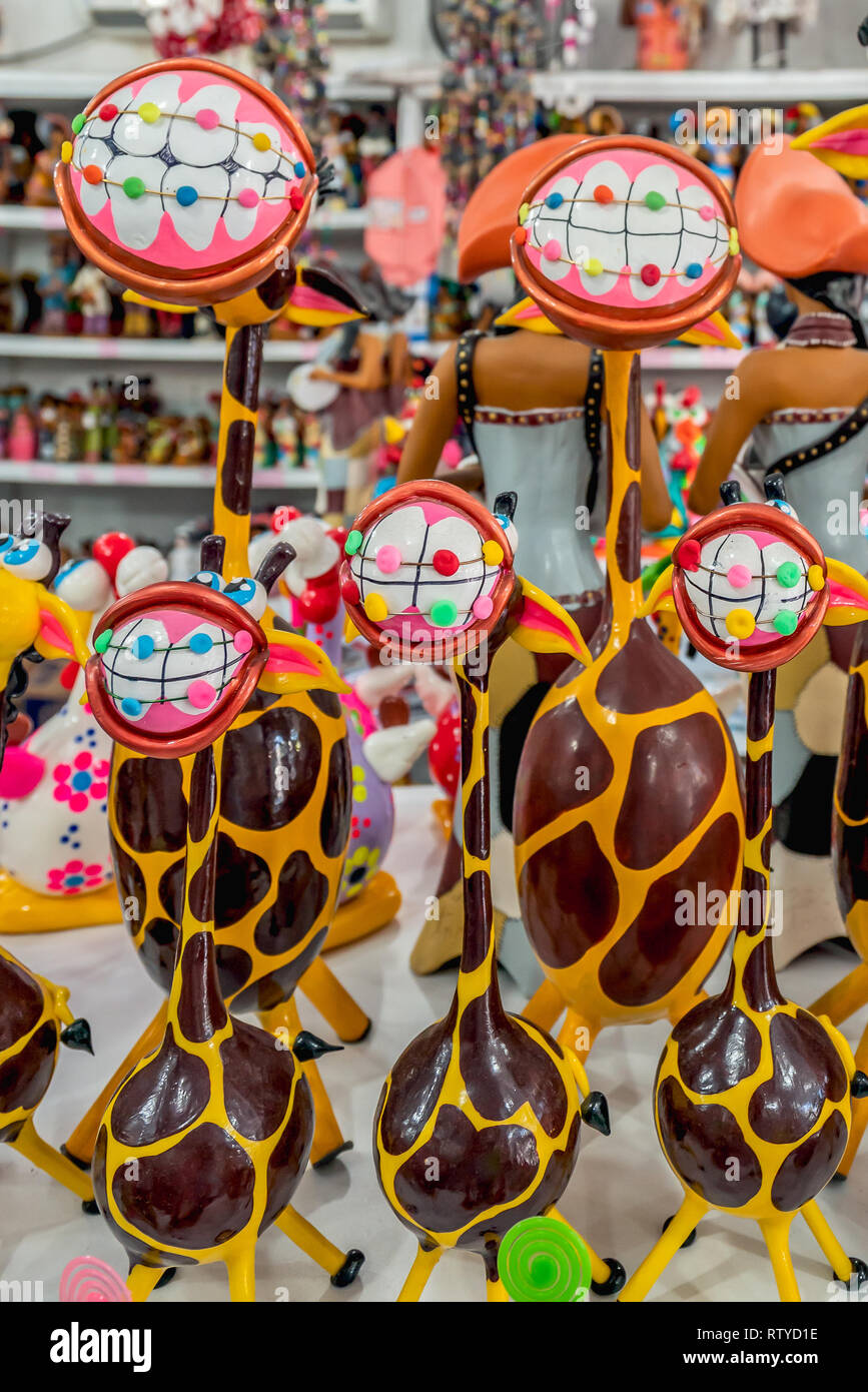 Porto de Galinhas beach, Ipojuca, Pernambuco, Brasile - Settembre, 2018: colorata giraffa statue artigianali divertente con denti e apparecchio dentale Foto Stock