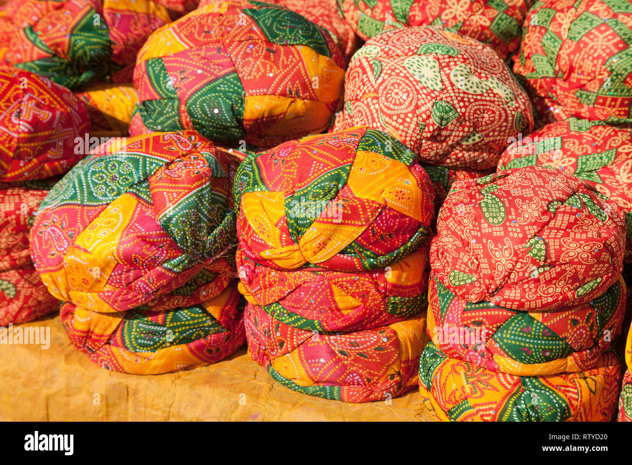 Rajasthan turbanti sul mercato, Jaislamer, India Foto Stock