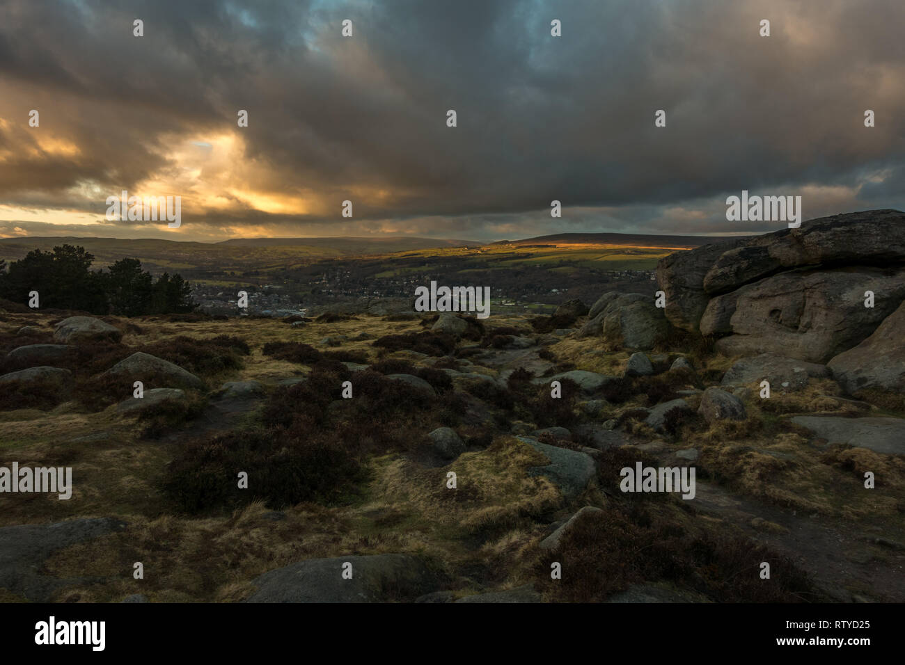Moody skies al tramonto a Ilkley Moor con la splendida luce della sera - un Wuthering Heights sentire Foto Stock