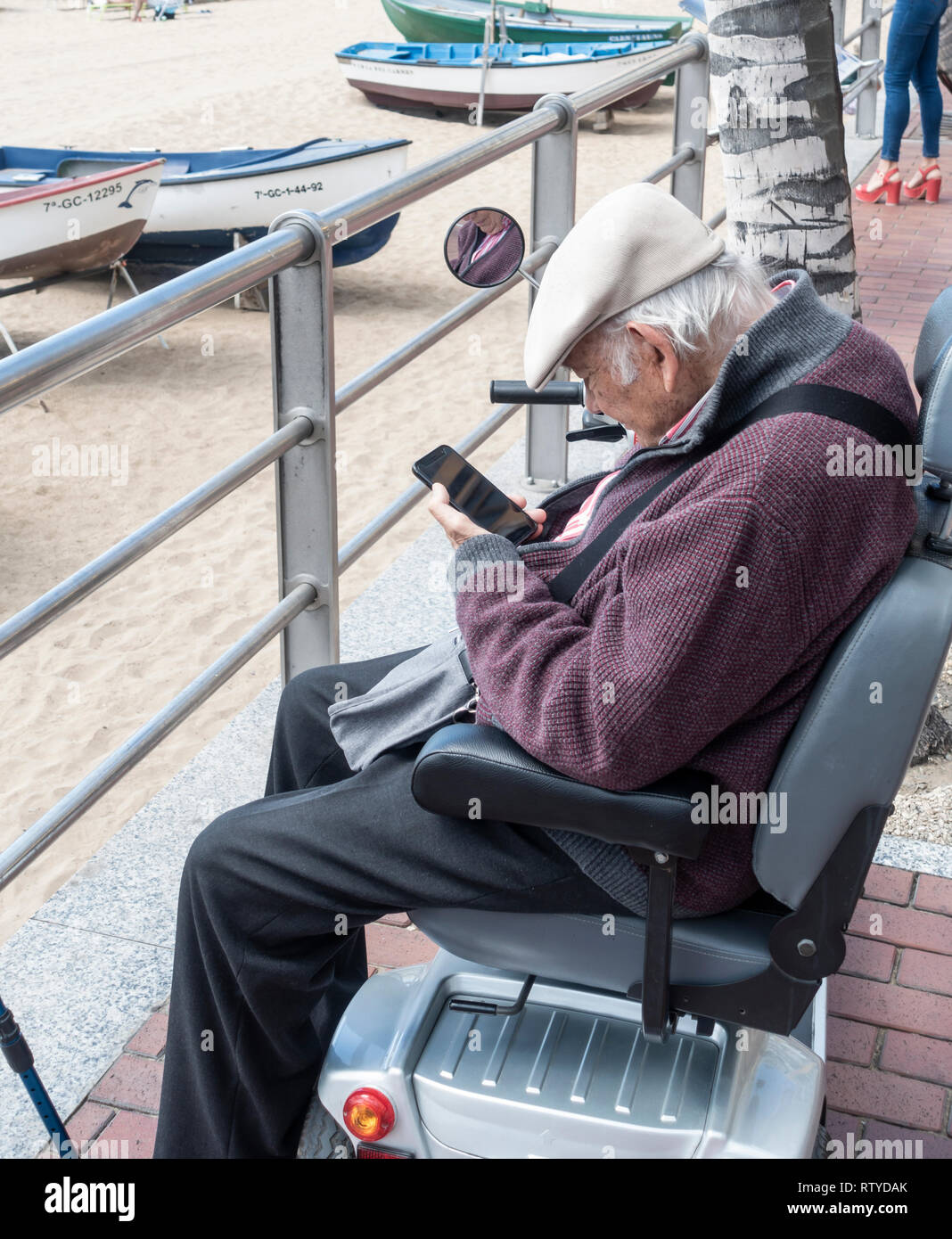 Uomo anziano utilizzando il telefono cellulare Foto Stock