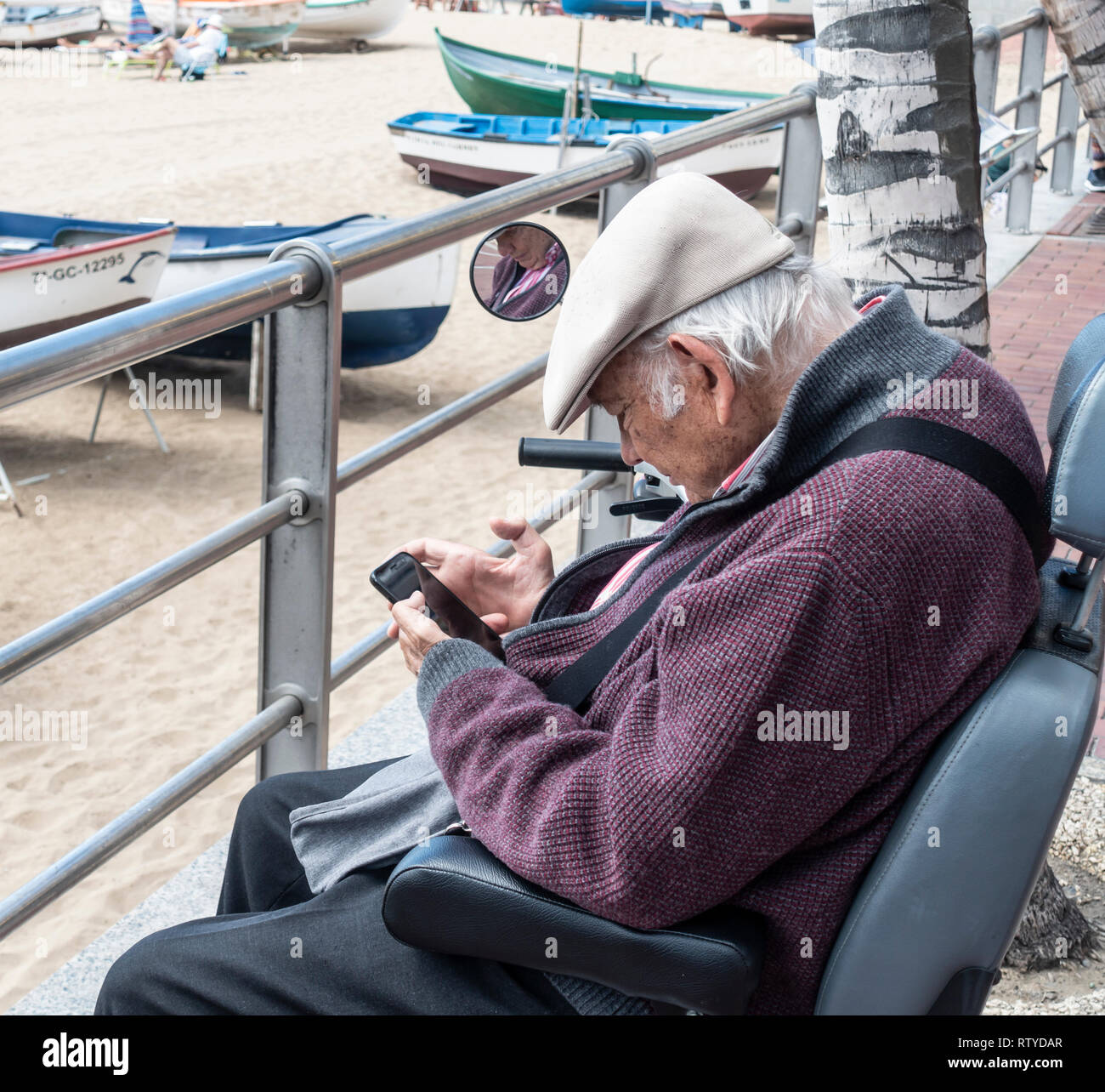 Uomo anziano utilizzando il telefono cellulare Foto Stock