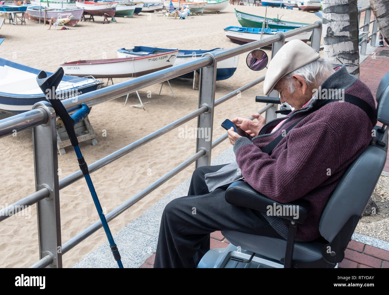 Uomo anziano utilizzando il telefono cellulare Foto Stock