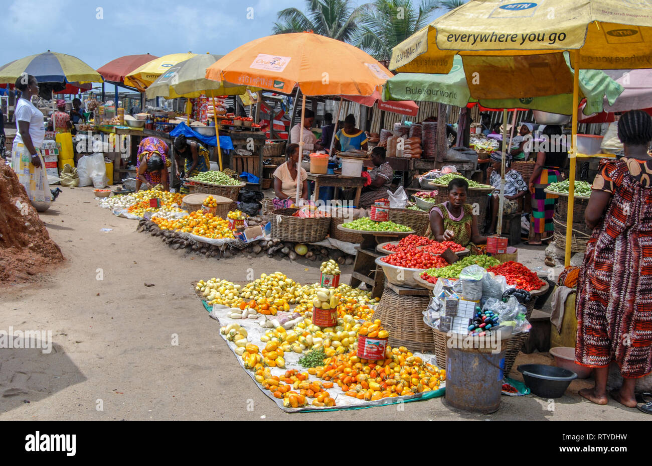 Una bella foto colorata della sorprendente mercato Elmina piena di vari rivenditori di frutta fresca e verdura. Foto Stock