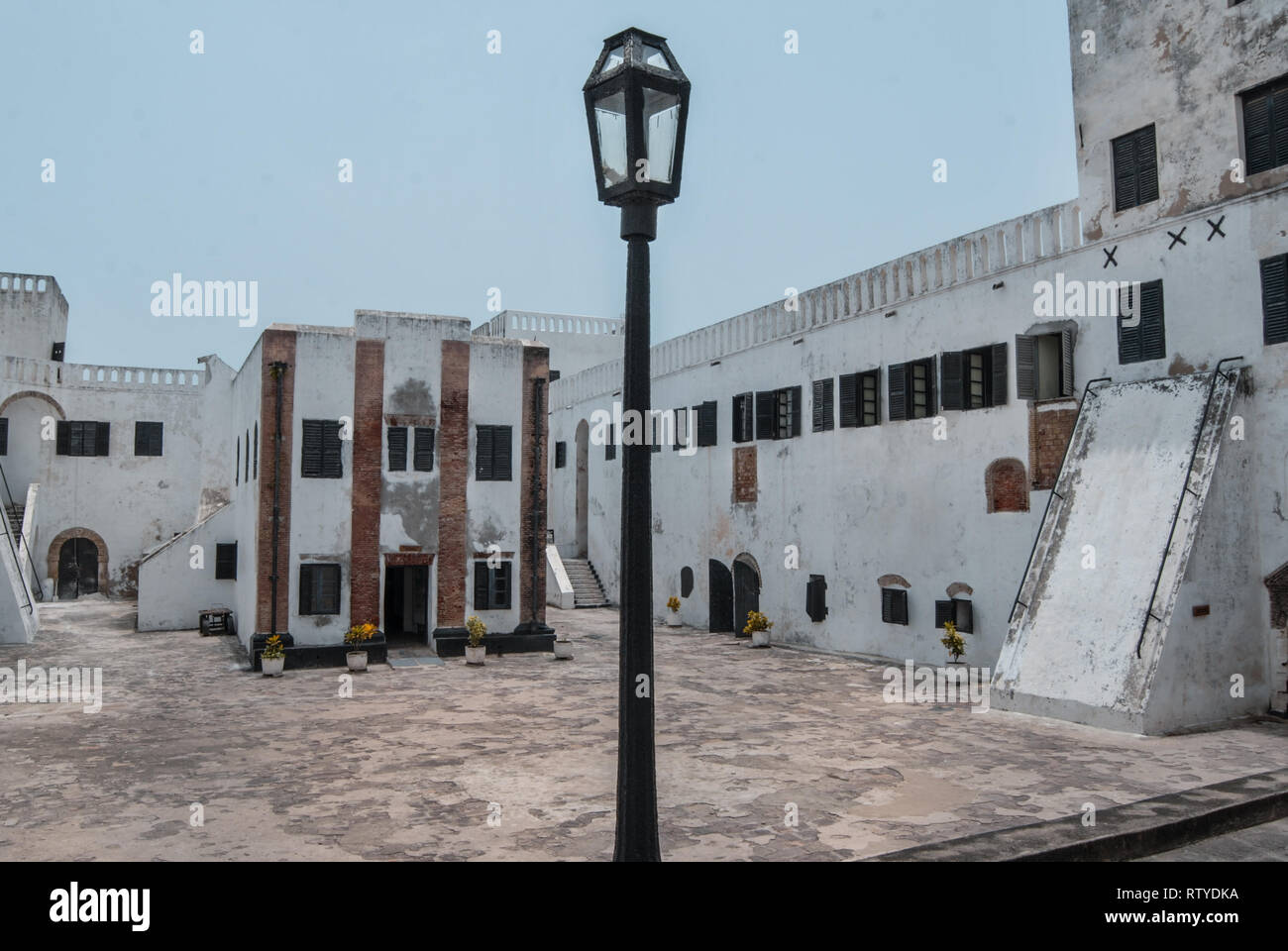 Una foto di una strada luce nel cortile del vecchio castello di slave in Elmina. Foto Stock