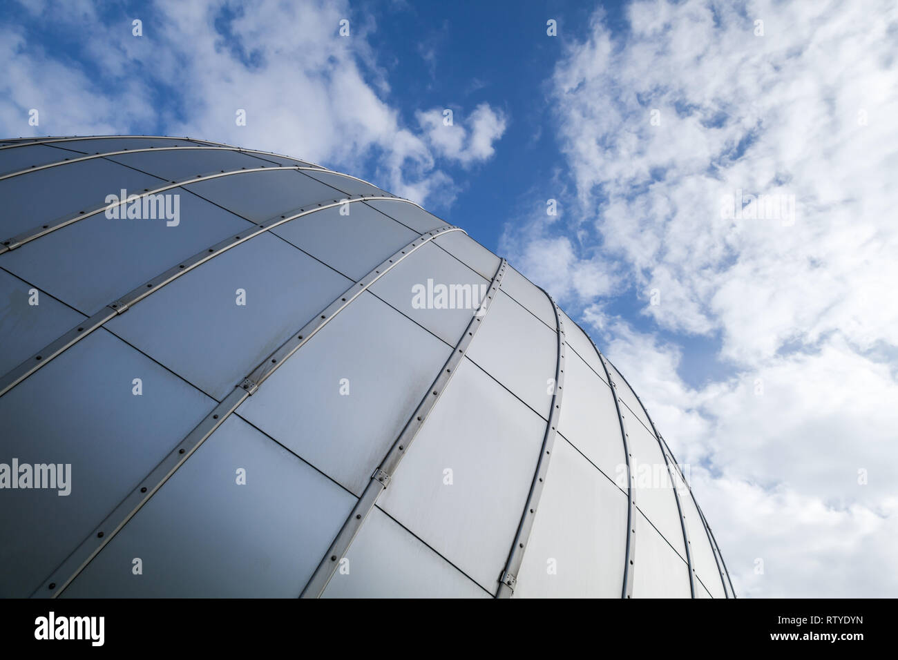 Grigio lucido sfera fatta di piastre metalliche, foto di sfondo Foto Stock