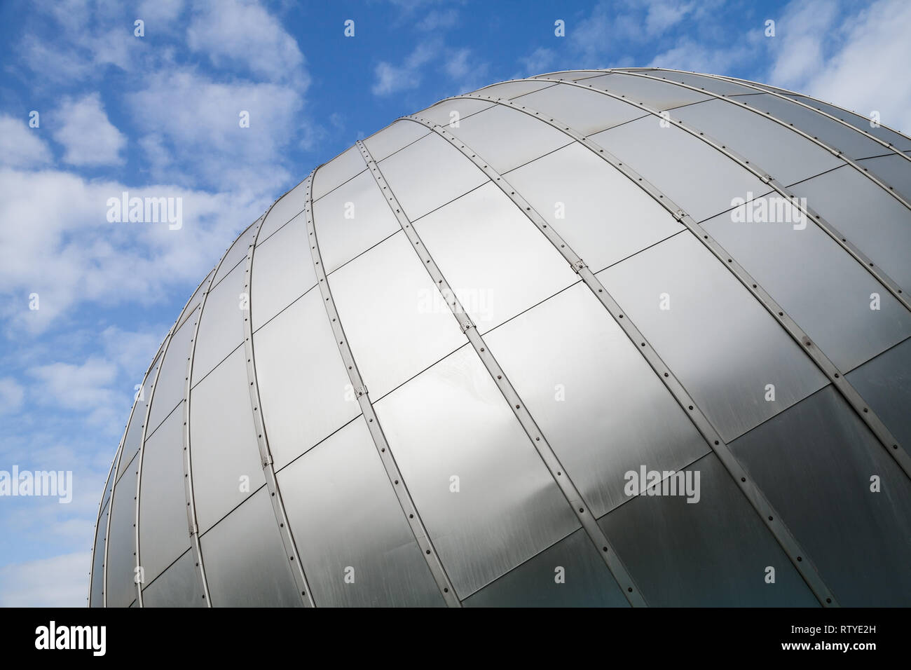 Grigio lucido sfera fatta di piastre metalliche, astratto foto di sfondo Foto Stock