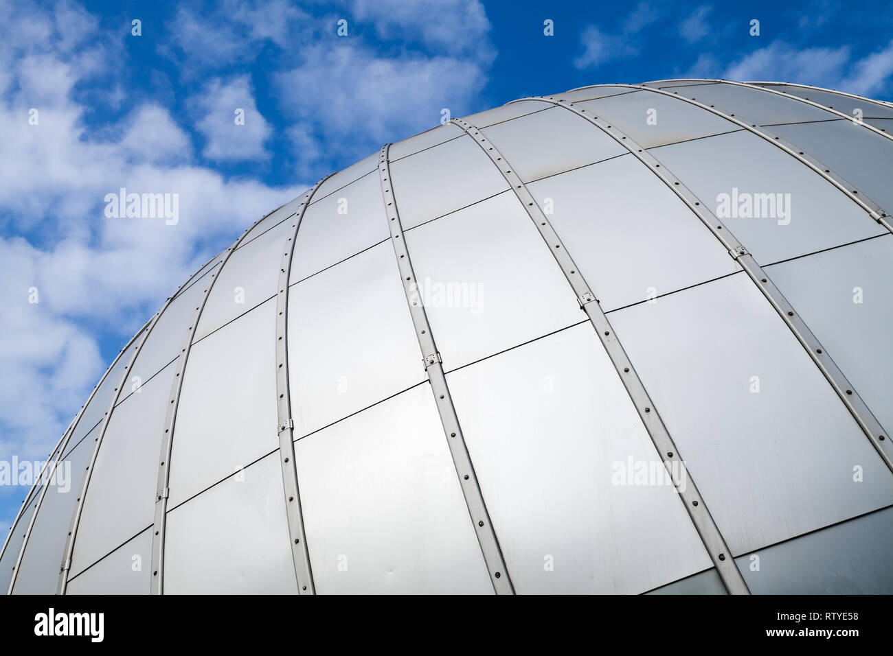 Grigio lucido sfera fatta di piastre metalliche, abstract high-tech foto di sfondo Foto Stock
