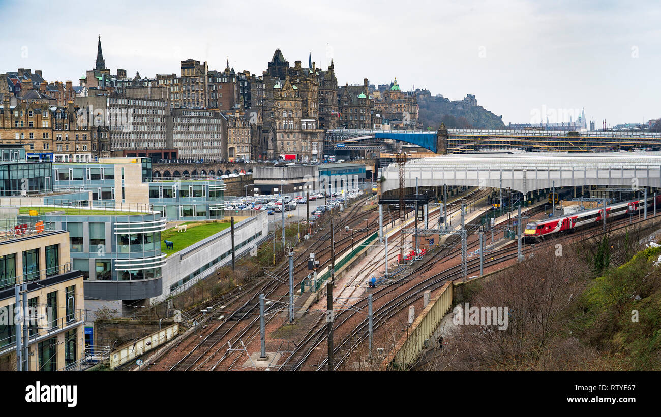 Vista della stazione di Waverley e la Cittã Vecchia di Edimburgo, Scozia, Regno Unito Foto Stock