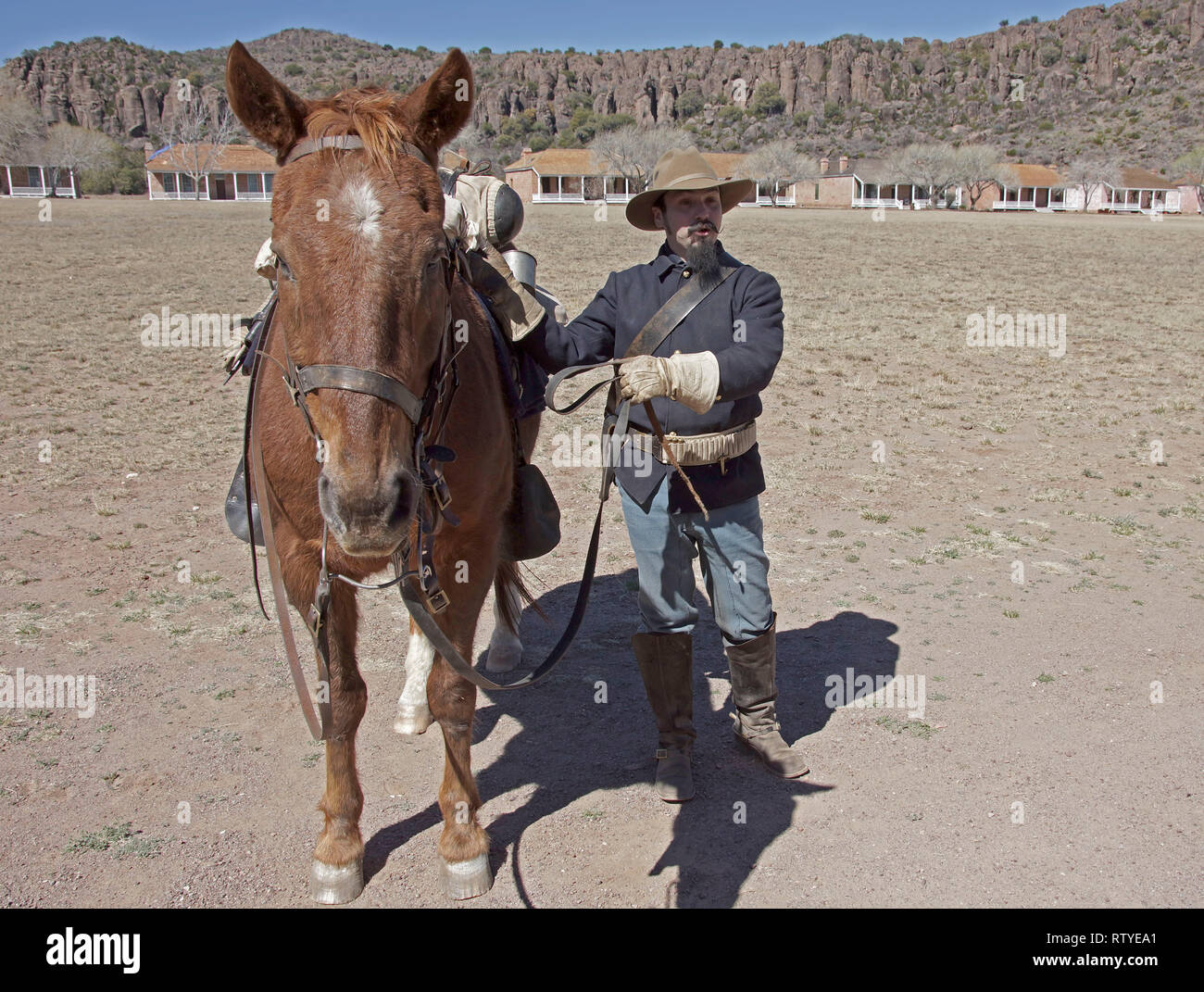 Un Fort Davis National Historic Site, Texas, volontario vestito come un soldato dell'Ottavo reggimento di cavalleria, risponde alle domande dei visitatori. Foto Stock