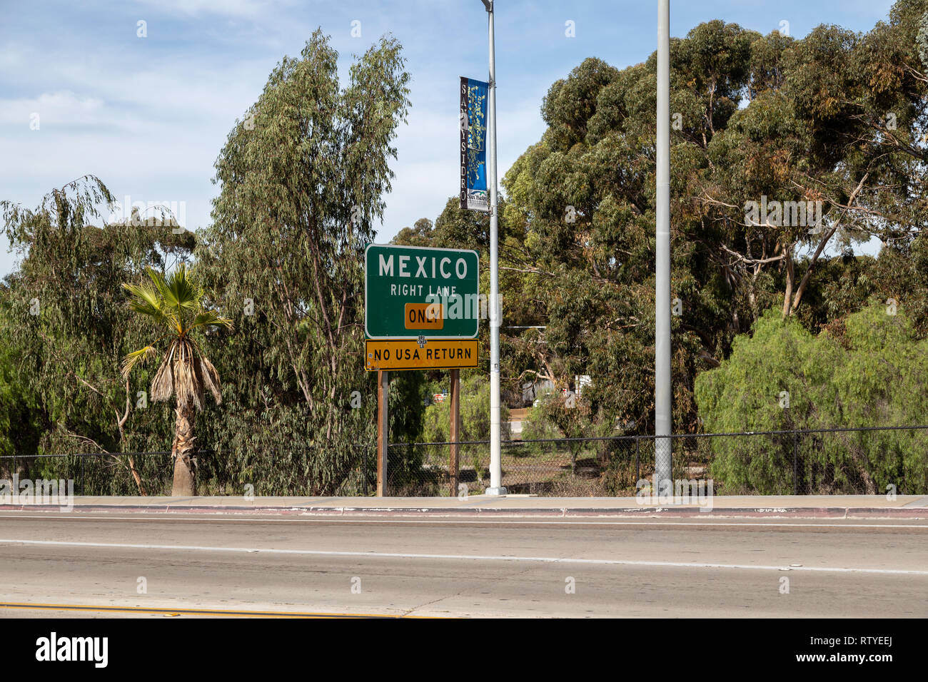 Messico corsia di destra solo, non usa segno di ritorno prima di entrata a noi Interstate 5 autostrada vicino al confine messicano in San Diego Foto Stock