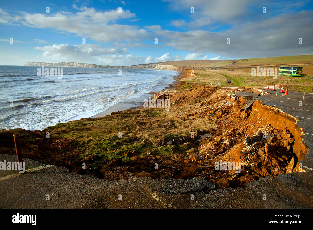 Costiere, erosione, costa, crollo, scogliere, militare, strada, Compton Bay, Isle of Wight, England, Regno Unito Foto Stock