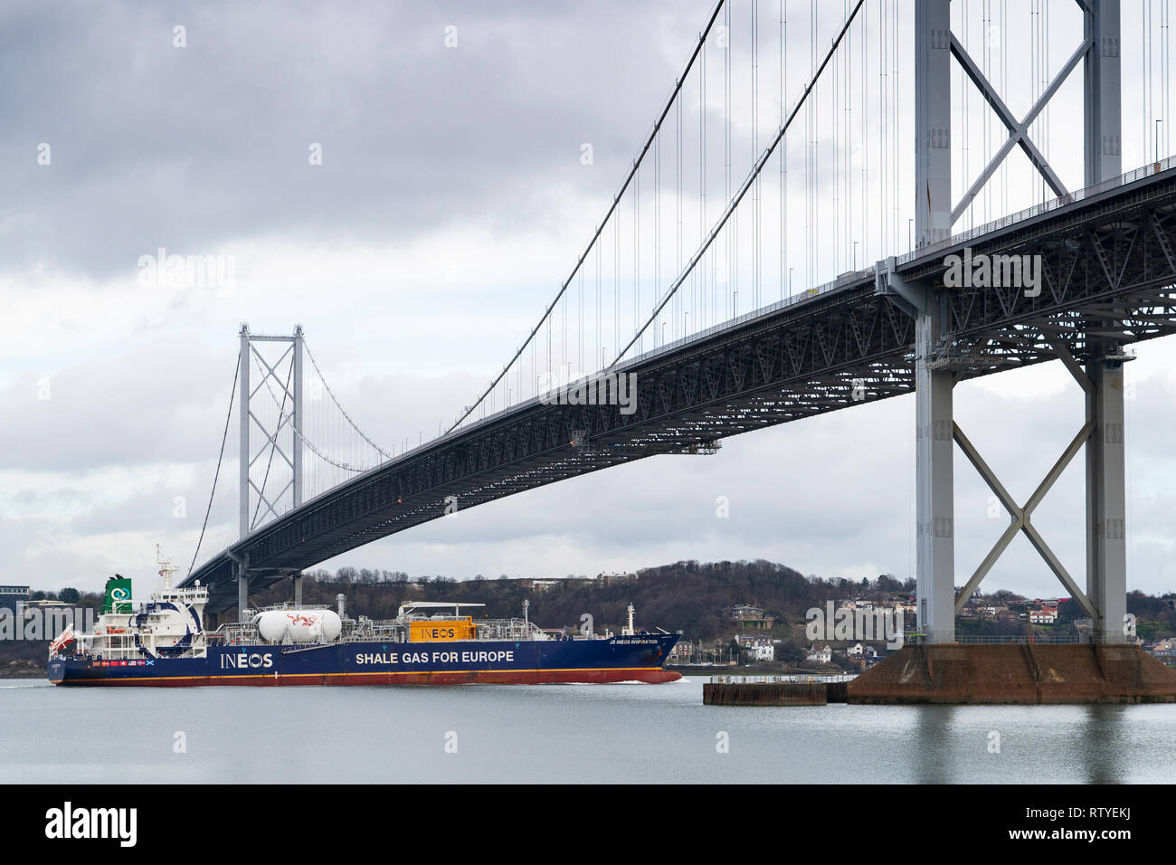 INEOS tanica di benzina il trasporto di gas di scisto dagli USA alla raffineria di Grangemouth in Scozia ,passato a vela il Forth Road Bridge sul Firth of Forth in Foto Stock