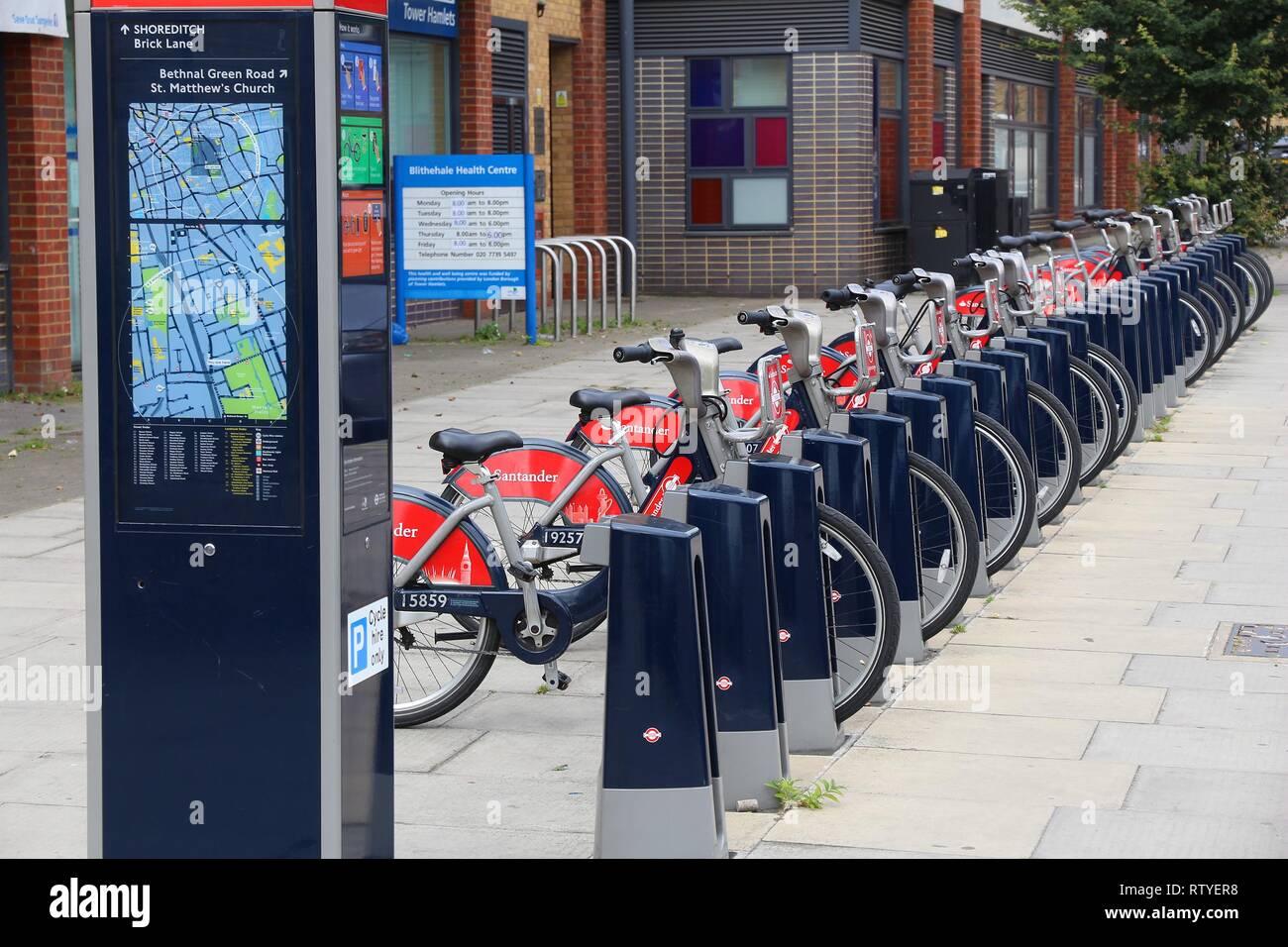 LONDON, Regno Unito - 8 Luglio 2016: Cicli di Santander noleggio biciclette stazione in Shoreditch, Londra, Regno Unito. Il pubblico di noleggio bici rete dispone di 839 stazioni e 13.600 b Foto Stock