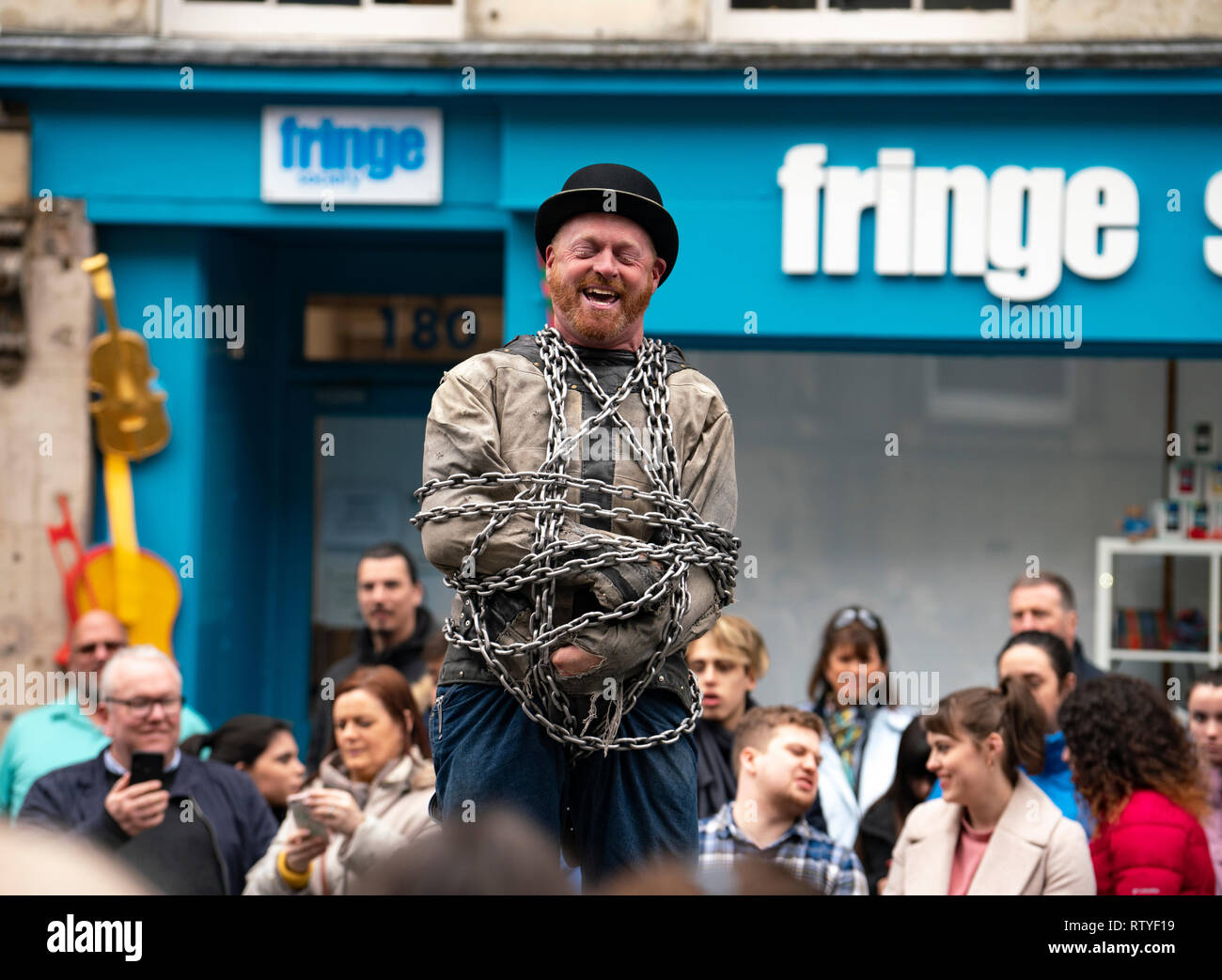 Artista della Fuga di eseguire ai turisti sul Royal Mile di Edimburgo, Scozia UK Foto Stock