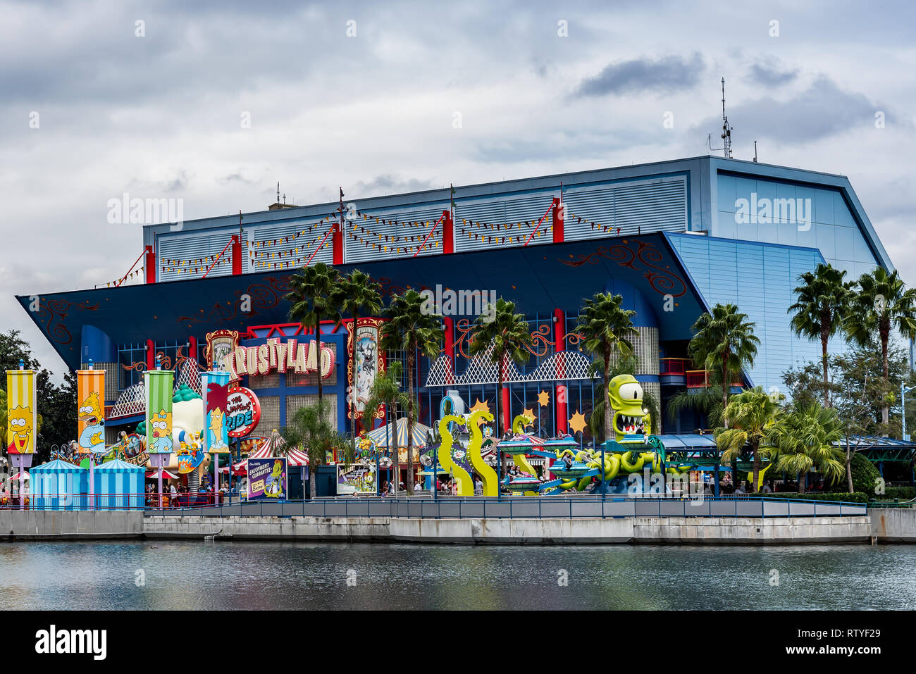 ORLANDO, FLORIDA, Stati Uniti d'America - Dicembre 2018: Lago con Krustyland Simpsons Area a sfondo, Universal Studios theme park. Foto Stock
