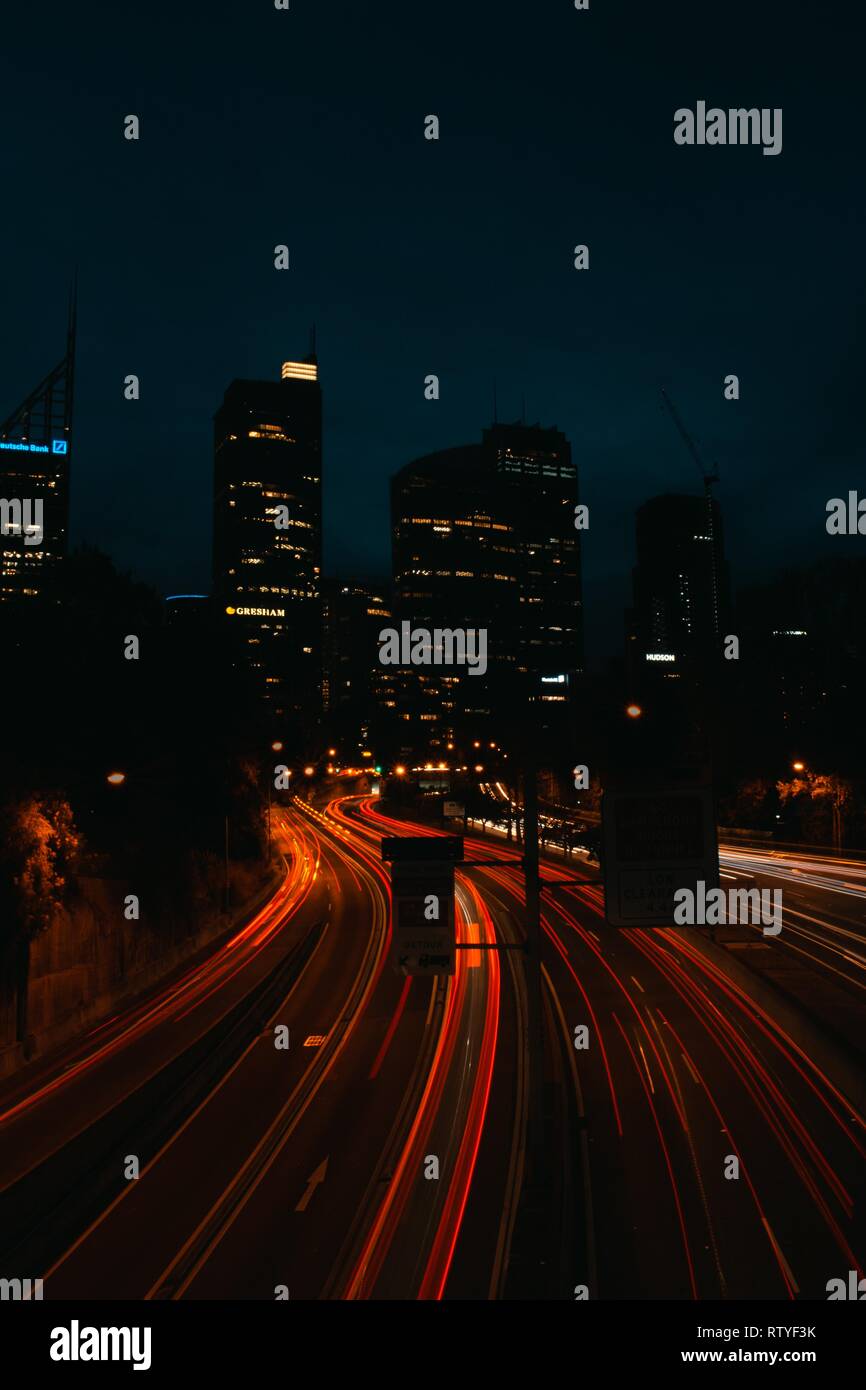 Lunga esposizione del distributore orientale a Sydney con luce di auto-sentieri. Foto scattata da galleria d'arte Road. Foto Stock