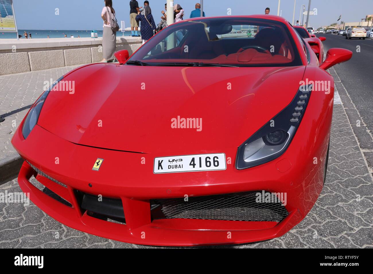 DUBAI, Emirati Arabi Uniti - 23 novembre 2017: la gente a piedi dalla Ferrari 488 GTB in Dubai Emirati Arabi Uniti. Dubai City ha una proprietà di autovetture tasso di 541 vetture per 1,0 Foto Stock
