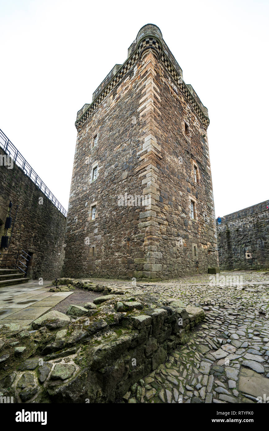 Castello di nerezza una fortezza del XV secolo, nei pressi del villaggio di caligine, Scozia, sulla riva sud del Firth of Forth, Scotland, Regno Unito. Intensità del nero Foto Stock