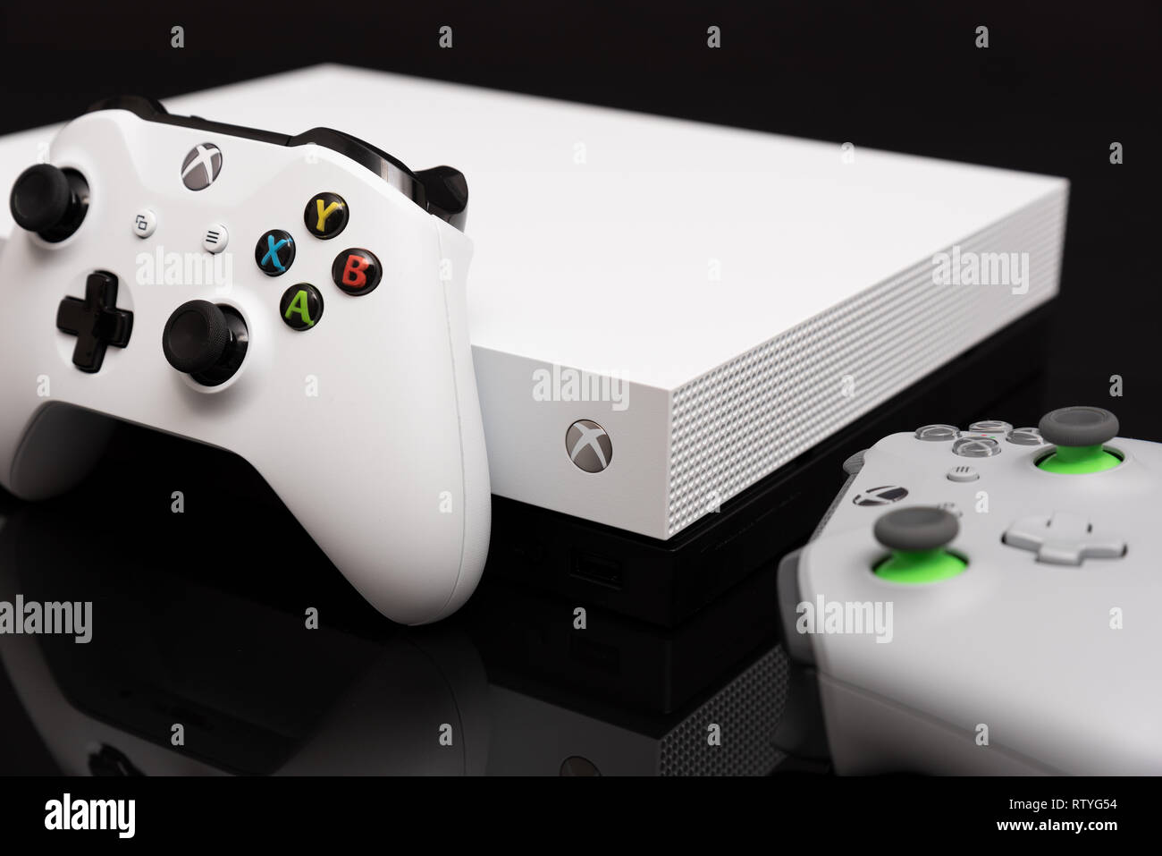 Wroclaw, Polonia - Jan 08, 2019: Xbox uno X è più potente di video di generazione di console di gioco Foto Stock