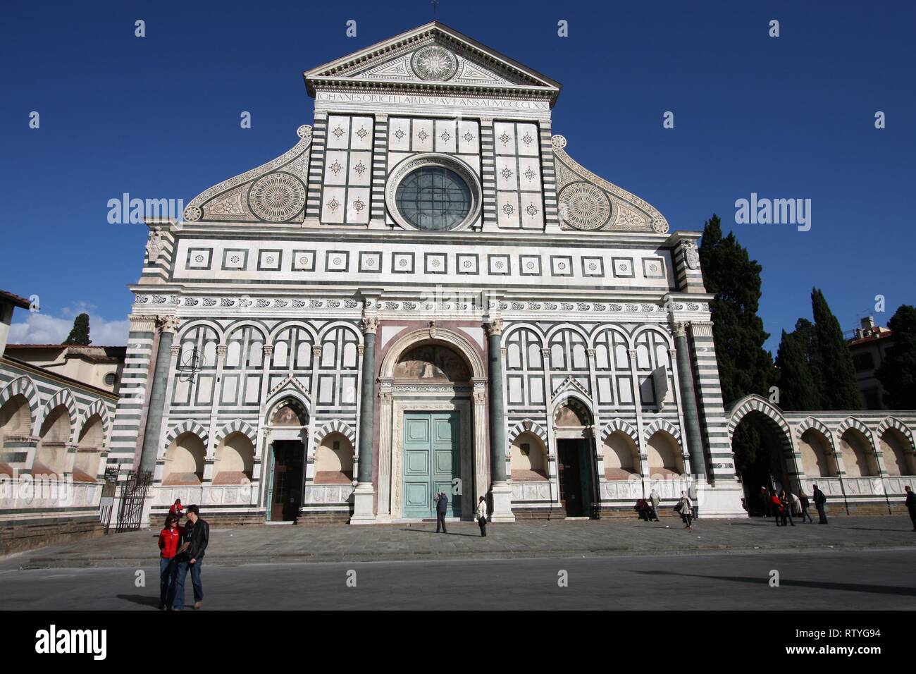 Firenze, Italia - 19 ottobre: persone visitano la Basilica di Santa Maria Novella il 19 ottobre 2009 a Firenze, Italia. Firenze è una delle città più visitate Foto Stock