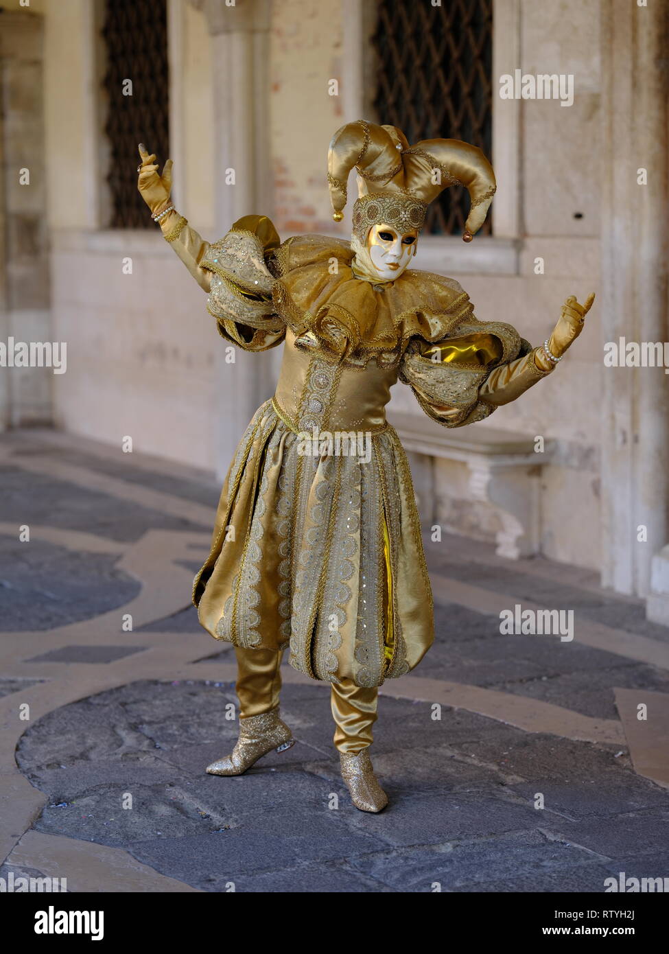 Il Carnevale di Venezia Festival maschera 2019 Oro Costume Giullare Foto  stock - Alamy