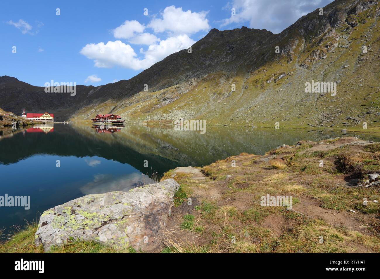 Monti Fagaras in Romania - vista panoramica del lago Balea. Foto Stock