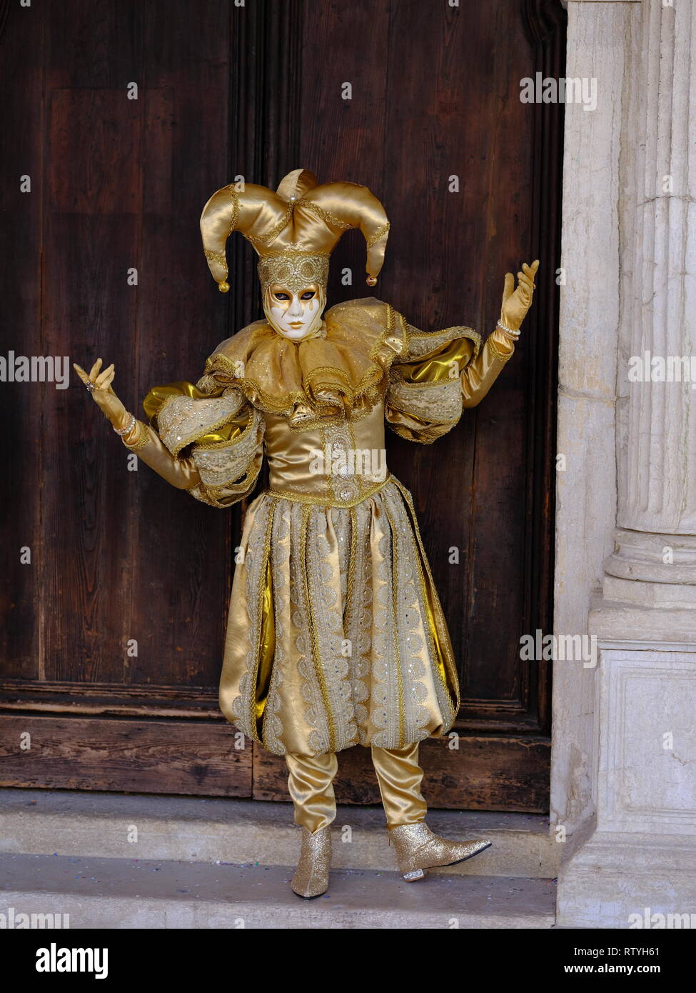 Il Carnevale di Venezia Festival maschera 2019 Oro Costume Giullare Foto  stock - Alamy