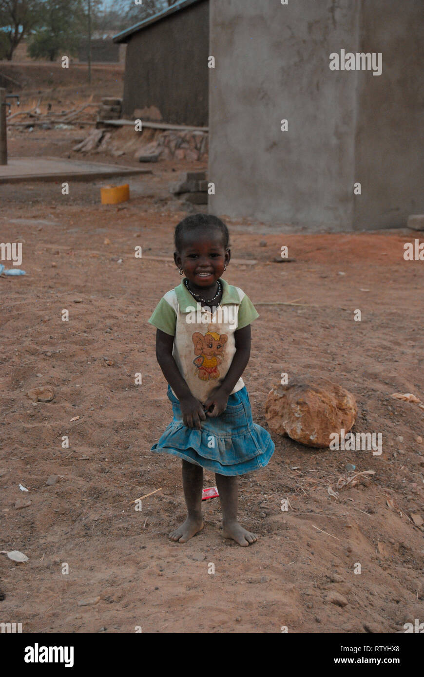 Un Ritratto di giovane e sorridente ragazza del Ghana indossare una t-shirt e un mantello blu. Foto Stock