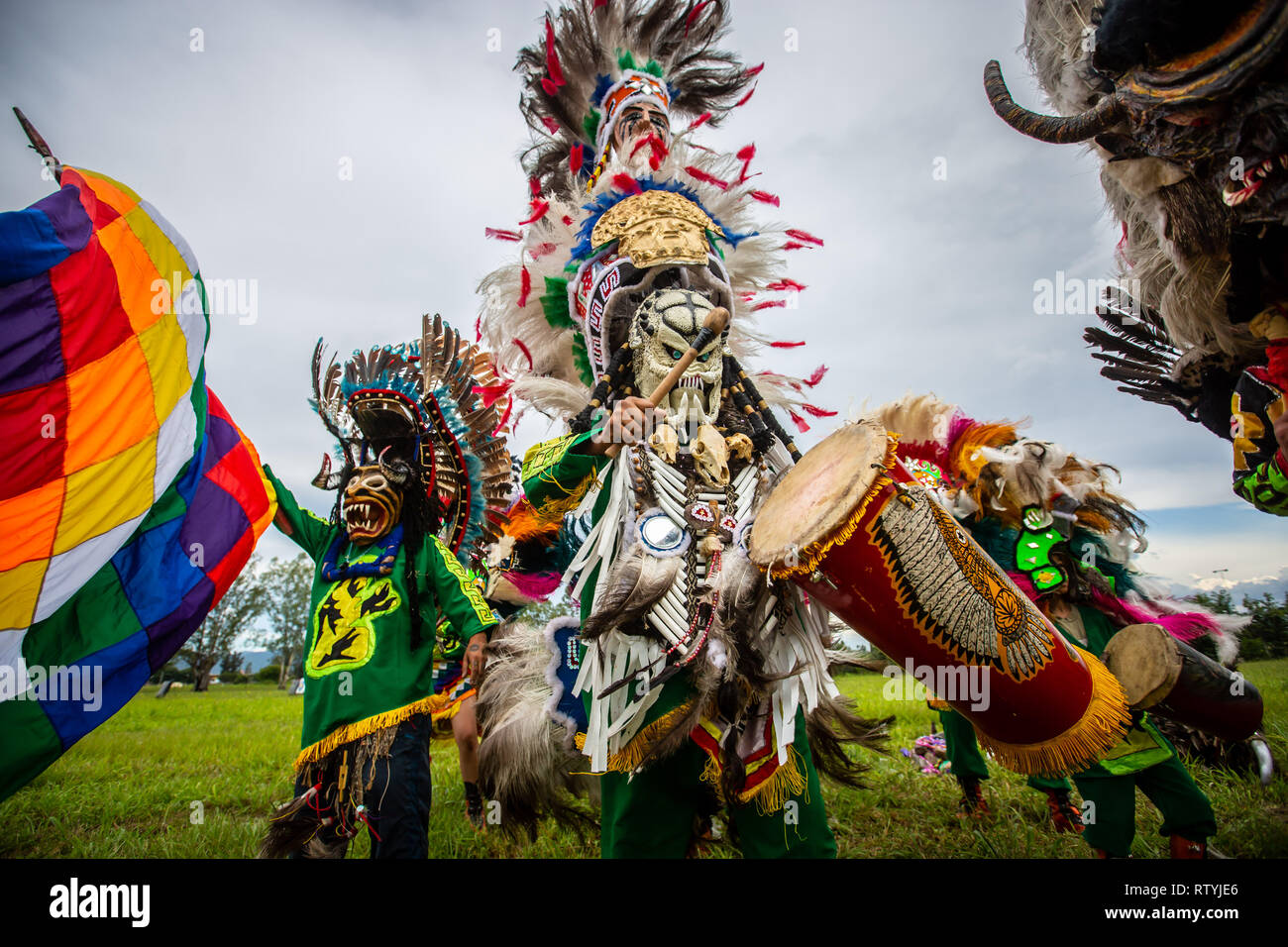 Salta, Argentina. 02Mar, 2019. I membri del gruppo Carnival 'Los Inca' fare musica insieme. Per più di 35 anni il gruppo è stato rappresentato nel tradizionale sfilate di carnevale in tutto il paese. Credito: Javier Corbalan/dpa/Alamy Live News Foto Stock