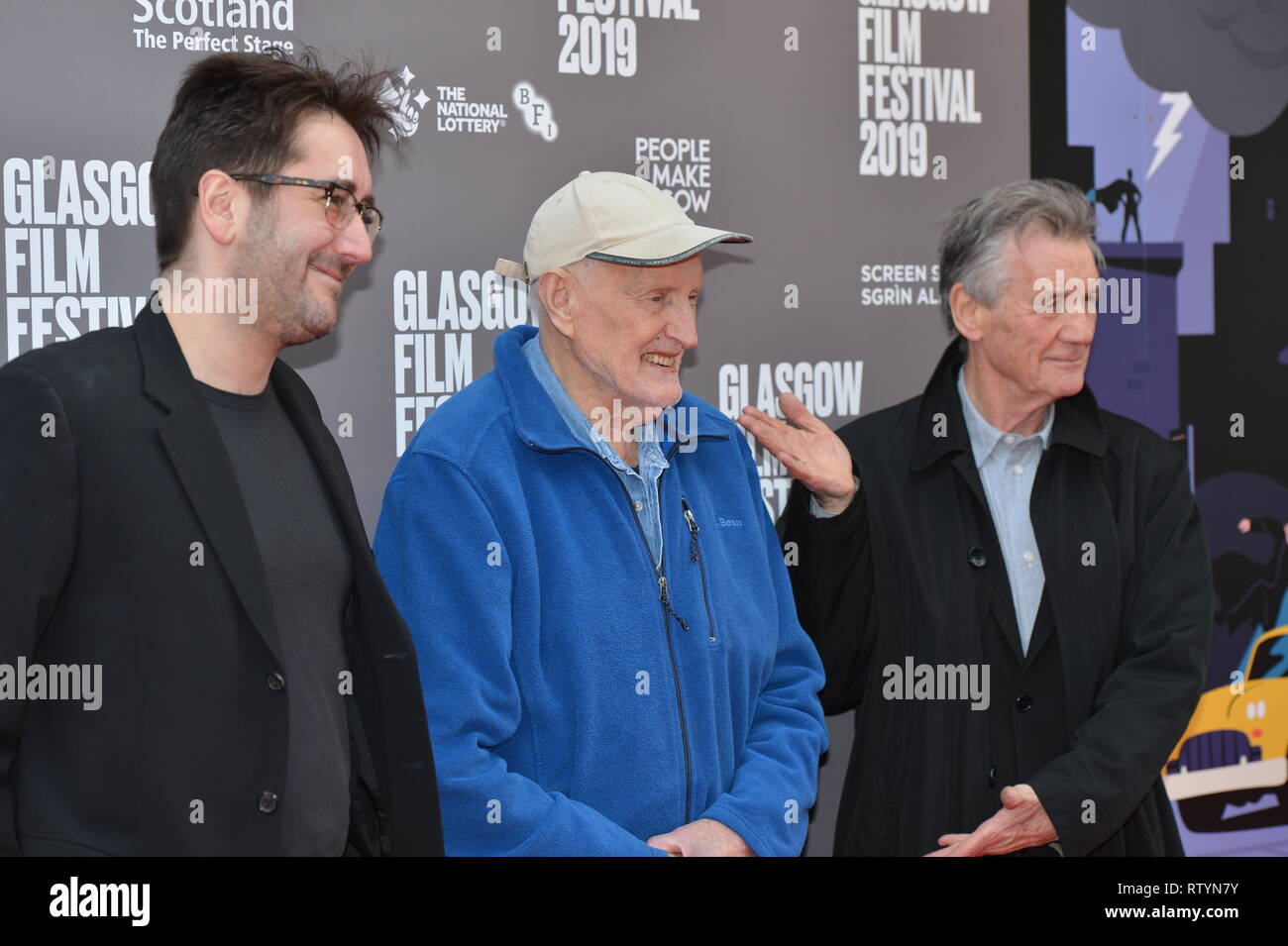 Glasgow, Regno Unito. Il 3 marzo 2019. (Sinistra - Destra) Robbie Fraser; Hamish Macinnes; Michael Palin sul tappeto rosso al Premier del film, salita finale, presso la Glasgow Film Theatre. Michael Palin - Collaboratore, Robbie Fraser - Direttore e Hamish Macinnes - Soggetti che frequentano il premier scozzese di salita finale a Glasgow proprio ora. Credito: Colin Fisher/Alamy Live News Foto Stock