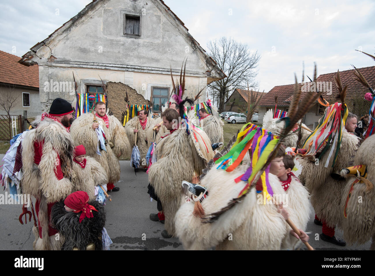 Markovci, Slovenia. 2 Mar, 2019. Gli uomini sono visto vestito di Kurent durante la tradizionale sfilata di carnevale Kurentovanje nel piccolo villaggio di Markovci, Slovenija.Kurent o Korant è il demone mitologico chi è a caccia di inverno, portando la luce e la molla per il popolo. È Kurentovanje Slovenia primavera culturali e festival etnografico parte della celebrazione Shrovetide. Si è creduto che la tradizione risale all età del bronzo. Credito: Milos Vujinovic SOPA/images/ZUMA filo/Alamy Live News Foto Stock