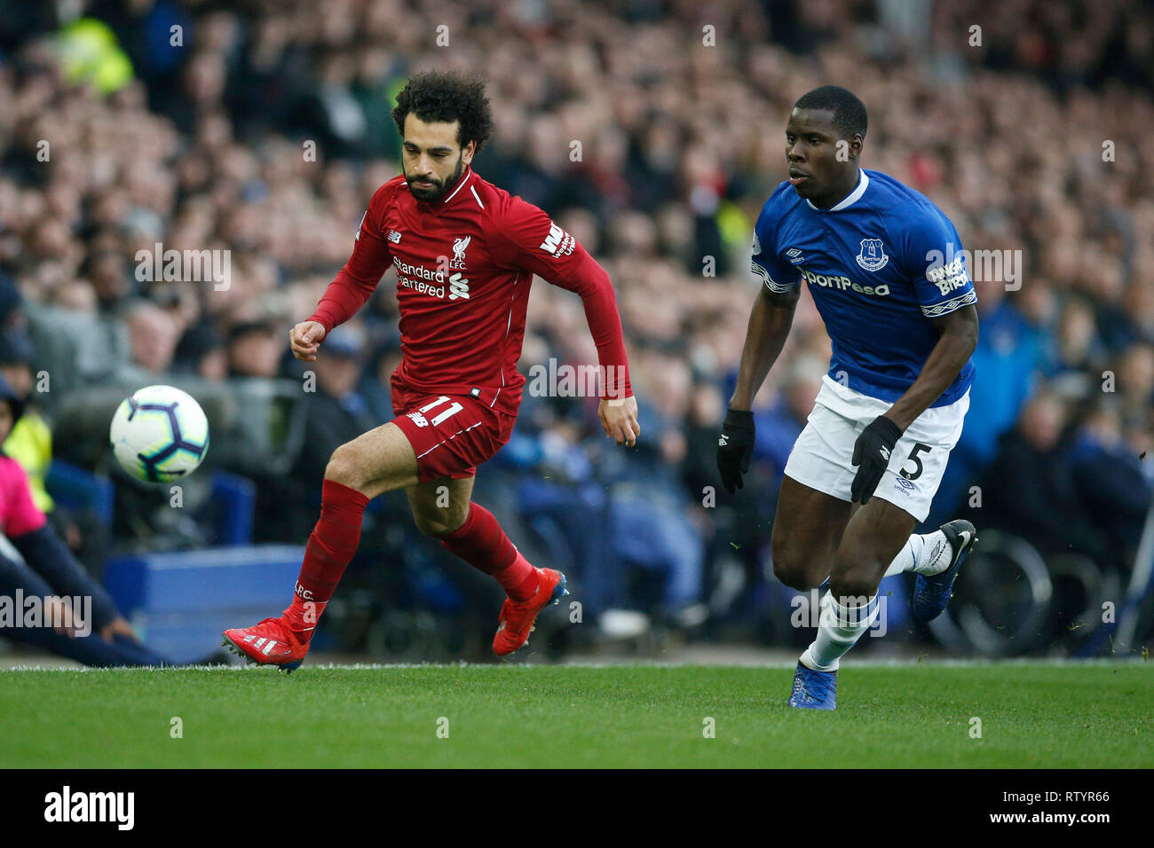 Liverpool, Regno Unito. 3 Marzo, 2019. Liverpool, Regno Unito. 03 Mar, 2019. Solo uso editoriale. Mohamed Salah di Liverpool e Kurt Zouma di Everton in azione durante il match di Premier League tra Everton e Liverpool a Goodison Park il 3 marzo 2019 a Liverpool, in Inghilterra. (Foto di Daniel Chesterton/) Credit: Immagini di PHC/Alamy Live News Foto Stock