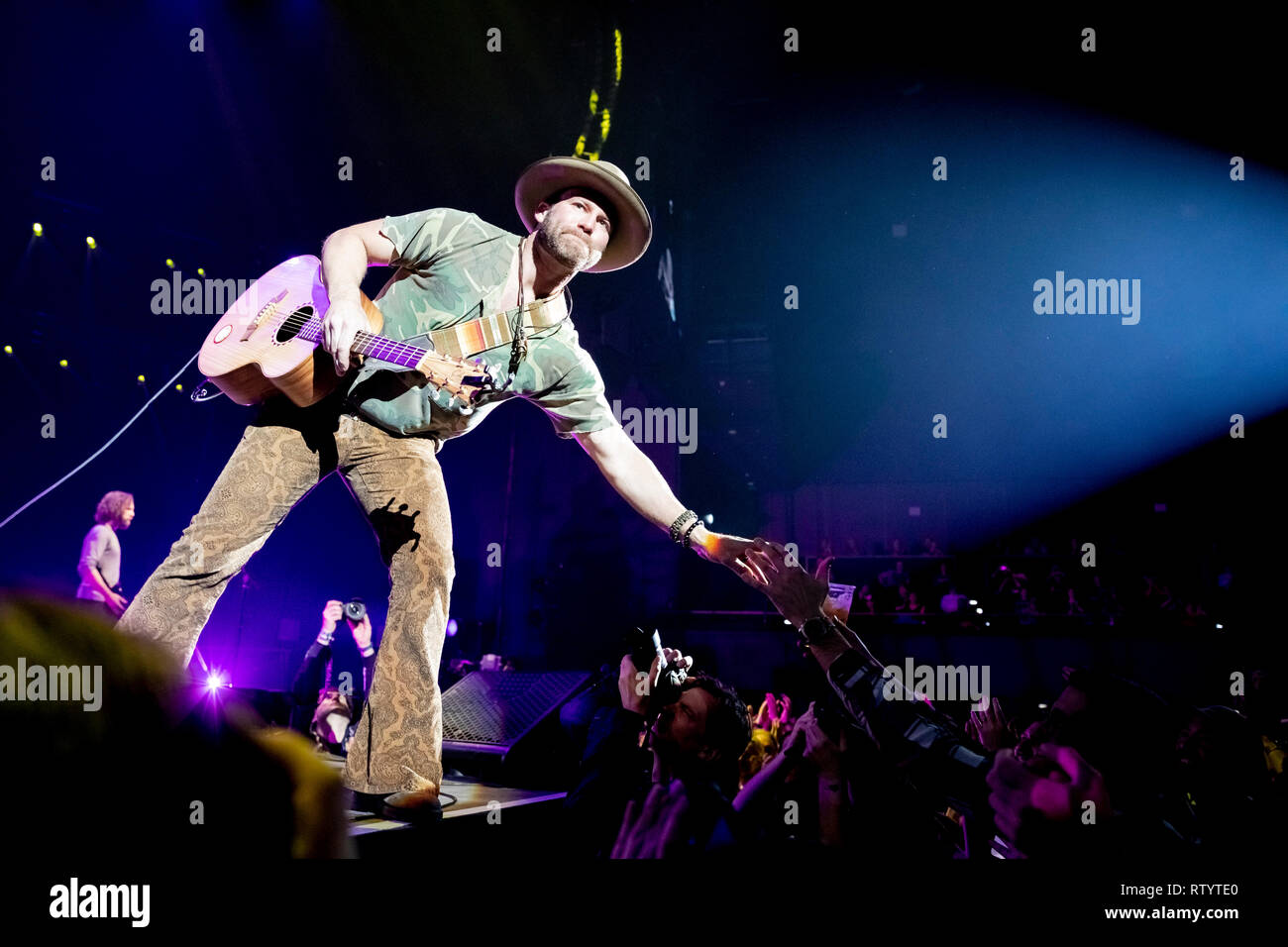 Berlino, Germania. 03 Mar, 2019. Cantante Country bianco Drake e la sua band Drake bianco e il grande incendio sarà dare un bicchiere di birra torna a uno spettatore al C2C: Paese a Paese Festival di Berlino. Credito: Christoph Soeder/dpa/Alamy Live News Foto Stock