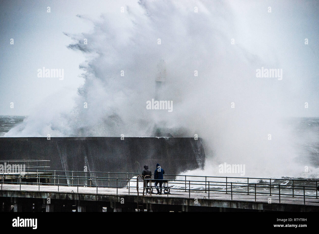Aberystwyth, UK. Il 3° marzo 2019. Regno Unito: Meteo Storm Freya, più tardi denominato tempesta a colpire il Regno Unito, colpisce con tutta la sua forza contro il porto difese in Aberystwyth domenica sera. Il Met Office ha emesso un avviso di colore giallo per la gran parte delle parti occidentali del Regno Unito, con raffiche di vento tra 70 e 80 mph previsioni per esposti irlandese sulle coste del Mare durante la notte con il rischio di danni alla proprietà e di gravi lesioni alle persone da detriti volanti. Photo credit: Keith Morris / Alamy Live News Foto Stock