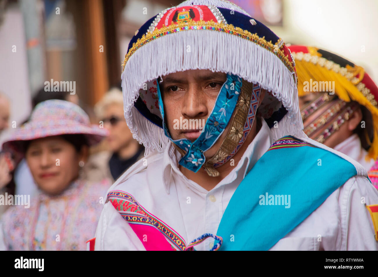 Madrid, Spagna. 03 Mar, 2019. Una sfilata di carnevale celebrare la diversità ha avuto luogo presso il quartiere di Lavapiés a Madrid, che è uno dei più ambiti multiculturale della città. La sfilata ha eseguito attraverso le principali strade di Lavapiés raccolta di centinaia di persone di diverse culture e background sociale. Nella foto, un uomo dal Perù in parata indossando abiti folcloristici dal suo paese. Credito: Lora Grigorova/Alamy Live News Foto Stock