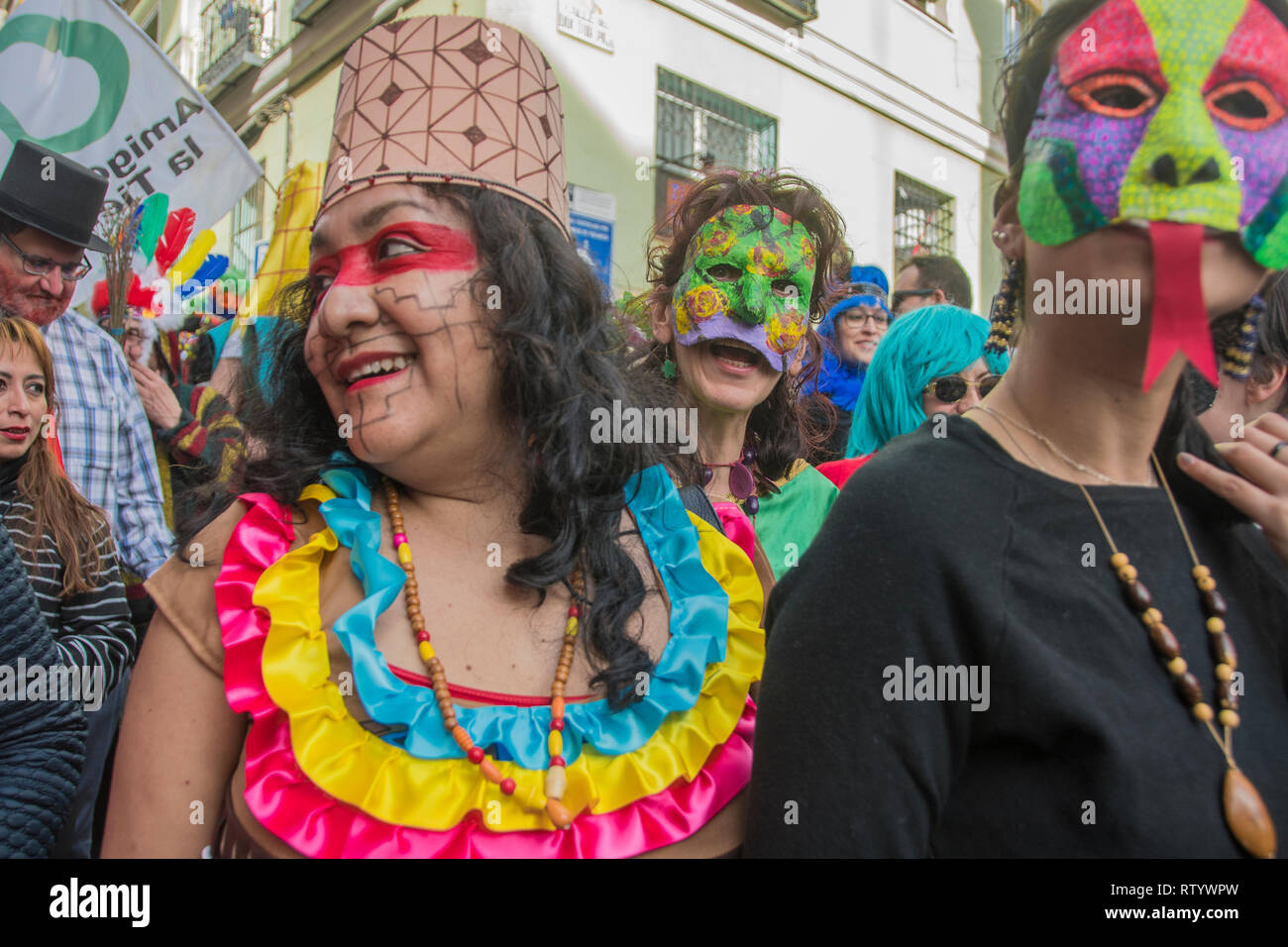 Madrid, Spagna. 03 Mar, 2019. Carnevale multiculturale per le strade del quartiere di Lavapiés. Nella foto un gruppo di musicisti con maschera della Pachamama Credito: Alberto Ramírez Sibaja/Alamy Live News Foto Stock