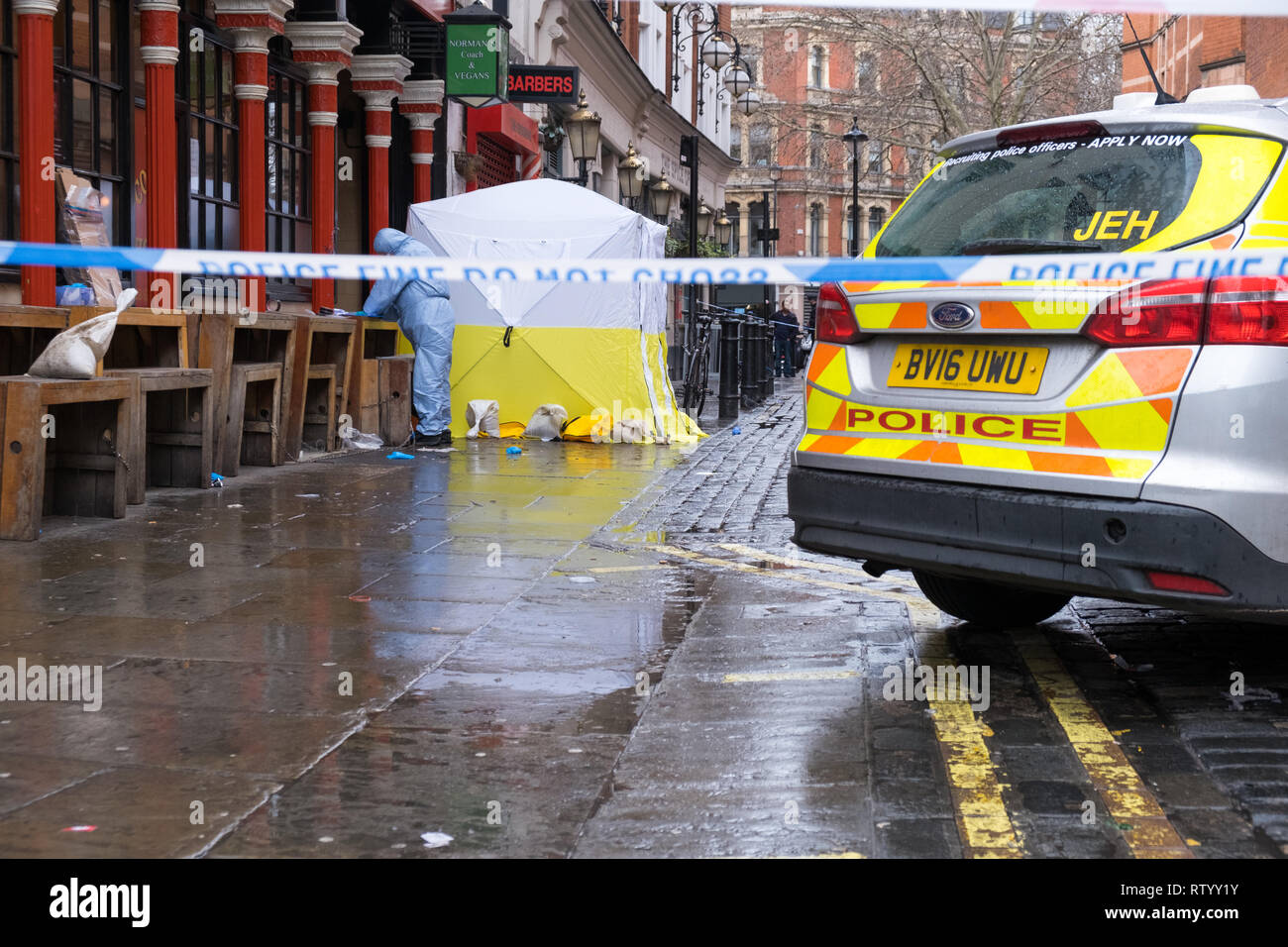 Soho, London, Regno Unito - 3 Marzo 2019: Un forensic officer presso la scena del crimine fuori in Romilly Street nel quartiere di Soho. Credito: michelmond/Alamy Live News Foto Stock