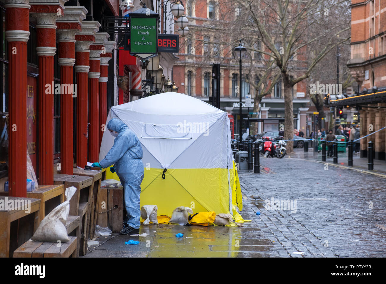 Soho, London, Regno Unito - 3 Marzo 2019: Un forensic officer presso la scena del crimine fuori in Romilly Street nel quartiere di Soho. Credito: michelmond/Alamy Live News Foto Stock