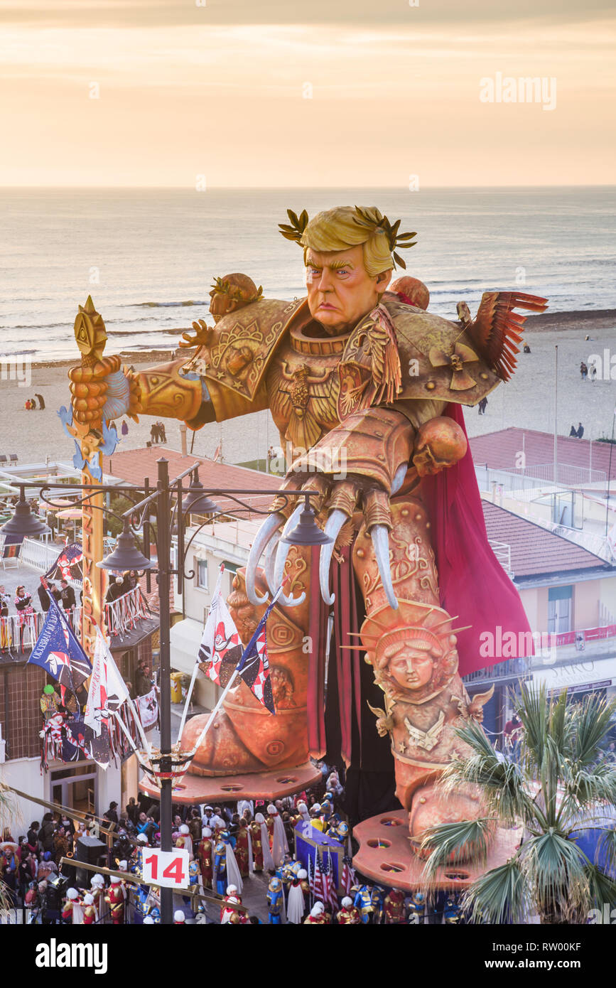 VIAREGGIO, Italia-MARZO 03,2019: un gigante di carta-mache chiamato 'dazi nostri ' è dedicata a Donald Trump raffigurato come una specie di gigante trasformatore cartoon e commerciale guerra fiscale d'America contro il resto della guerra Credito: JBphotoeditorial/Alamy Live News Foto Stock