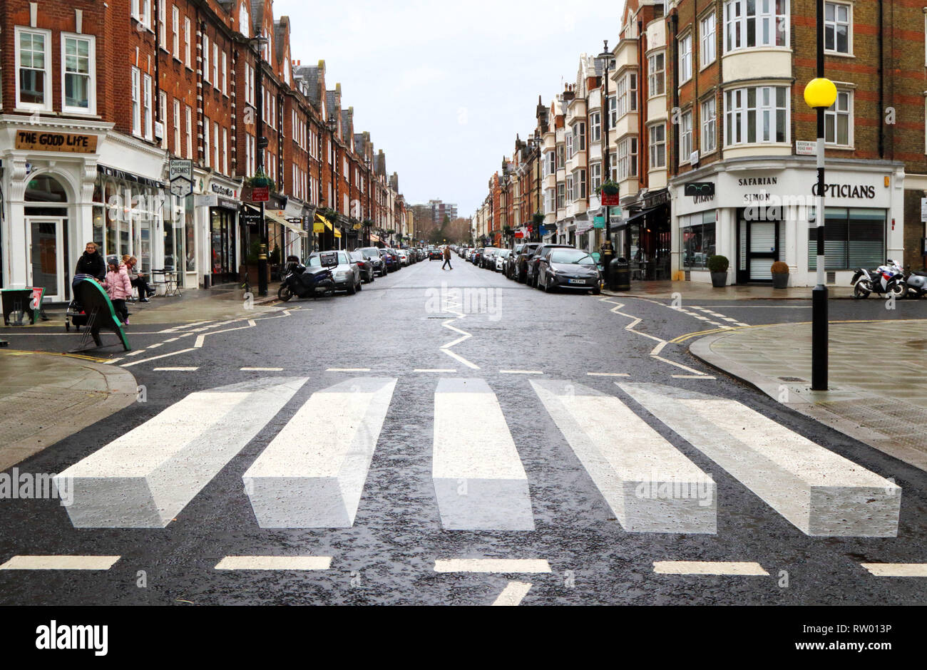 Londra, Regno Unito. 3 Mar, 2019. Primo DEL REGNO UNITO, il '3D' zebra crossing è stata dipinta su St John's Wood High Street come parte di un 12-mese di prova. Westminster città Consiglio stanno provando ad essa dopo la sicurezza stradale riguarda dai residenti locali e una scuola locale. Il abilmente strisce dipinte di dare l' impressione che i veicoli in avvicinamento sono circa a guidare su una rampa come 3D effetto funziona in entrambe le direzioni. Credito: Keith Mayhew/SOPA Immagini/ZUMA filo/Alamy Live News Foto Stock