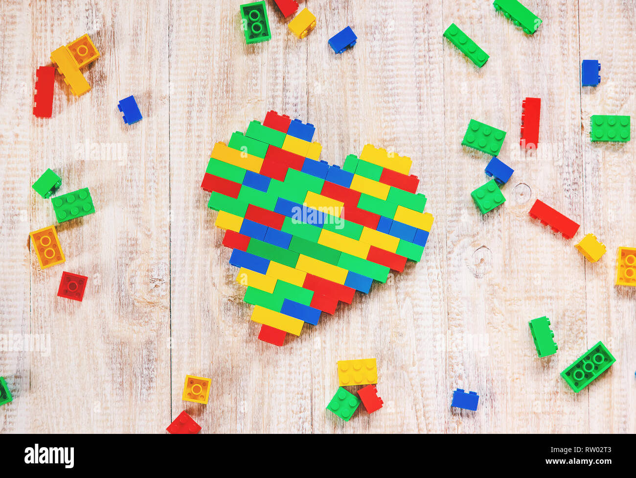 Costruire un designer Lego cuore. Sfondo selettiva. Giocare Foto stock -  Alamy