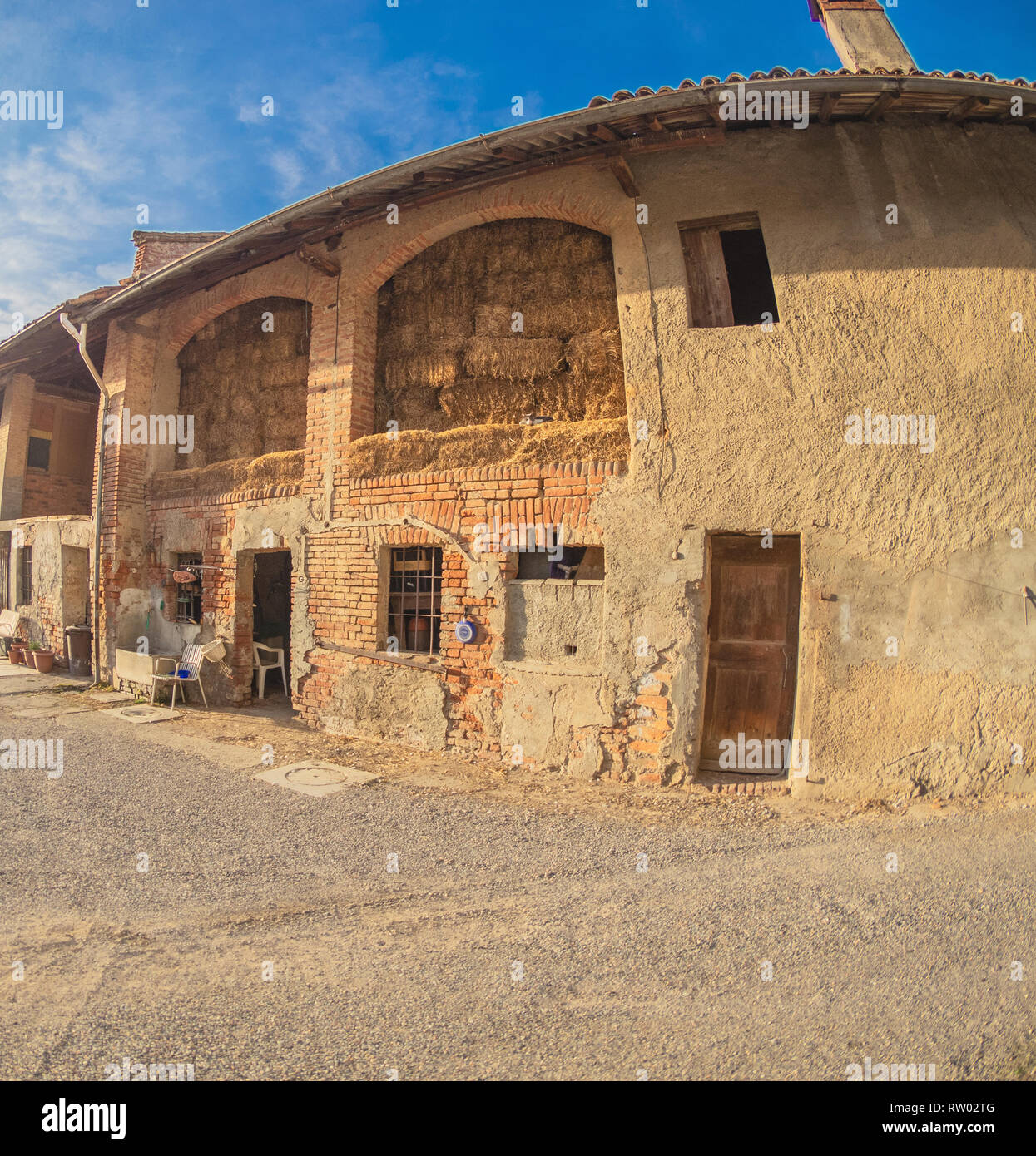 Le scorte per l'inverno nel fienile di una vecchia casa colonica, Lombardia - Italia Foto Stock