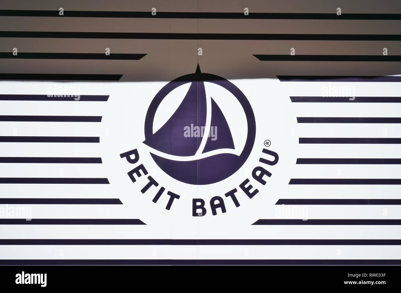 ALBI, Francia -14 maggio 2017- vista di un Petit bateau negozio di  abbigliamento a Albi, Francia. Petit bateau è un francese di brand di  abbigliamento specializzato in cotone sotto Foto stock - Alamy