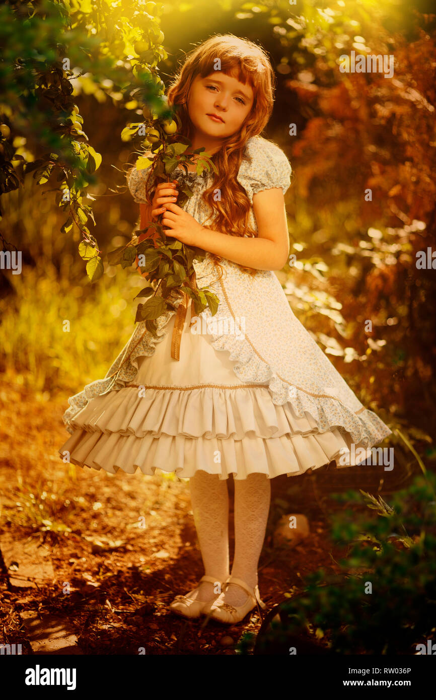 Adorabile bambina in fioritura di melo Foto Stock