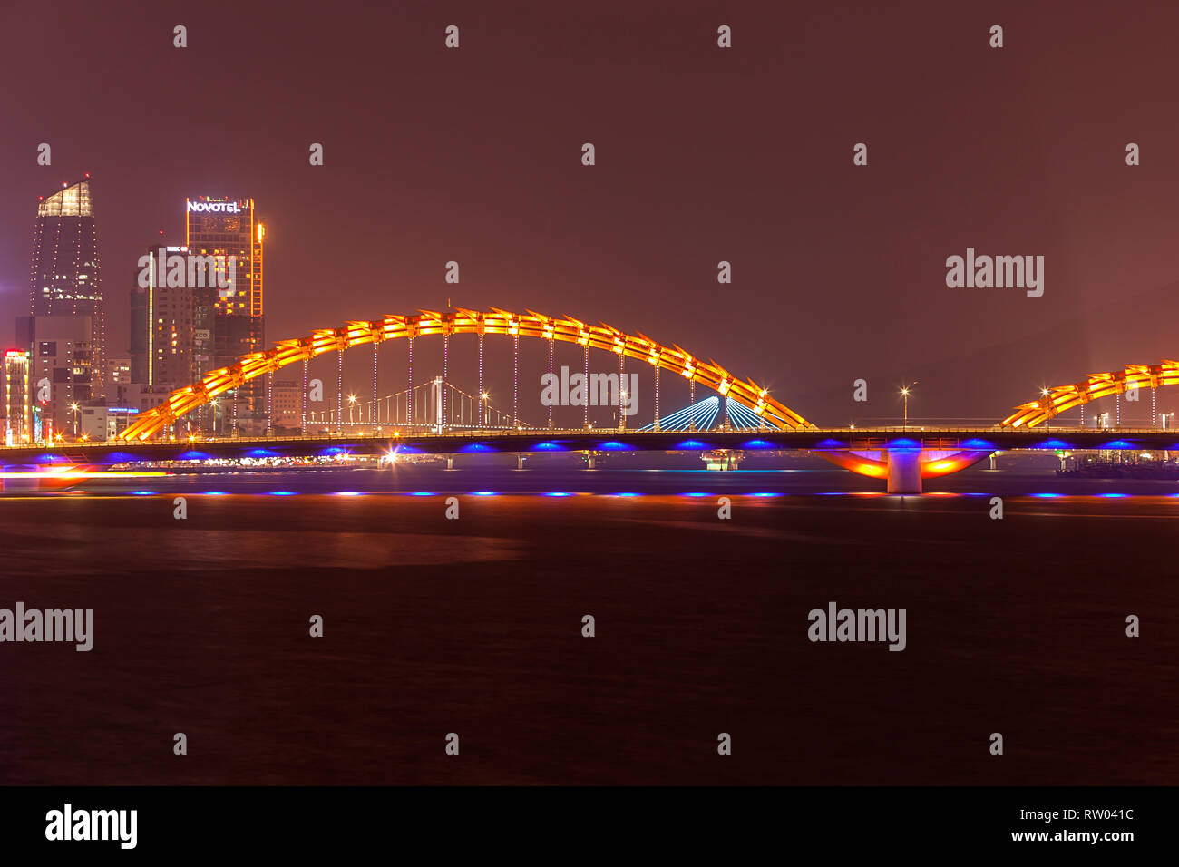 Dragon Bridge, Dragon Bridge, Cáu Ráng di notte, attraverso il Fiume Han, Danang, Da Nang, Vietnam centrale, Vietnam Asia Foto Stock