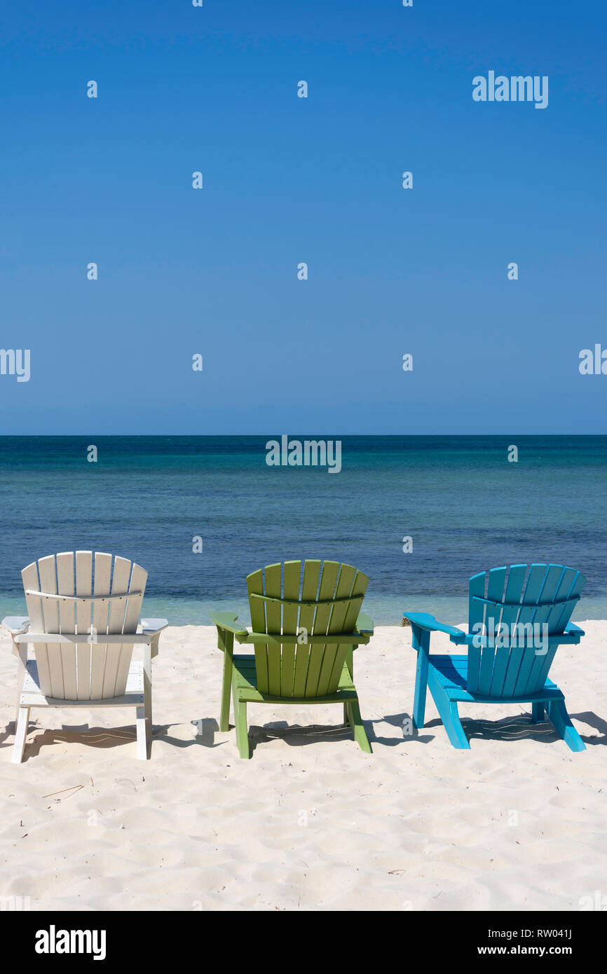 Colorate sedie in legno su Palm Beach, Noord District, Aruba, Isole ABC, Leeward Antilles, dei Caraibi Foto Stock