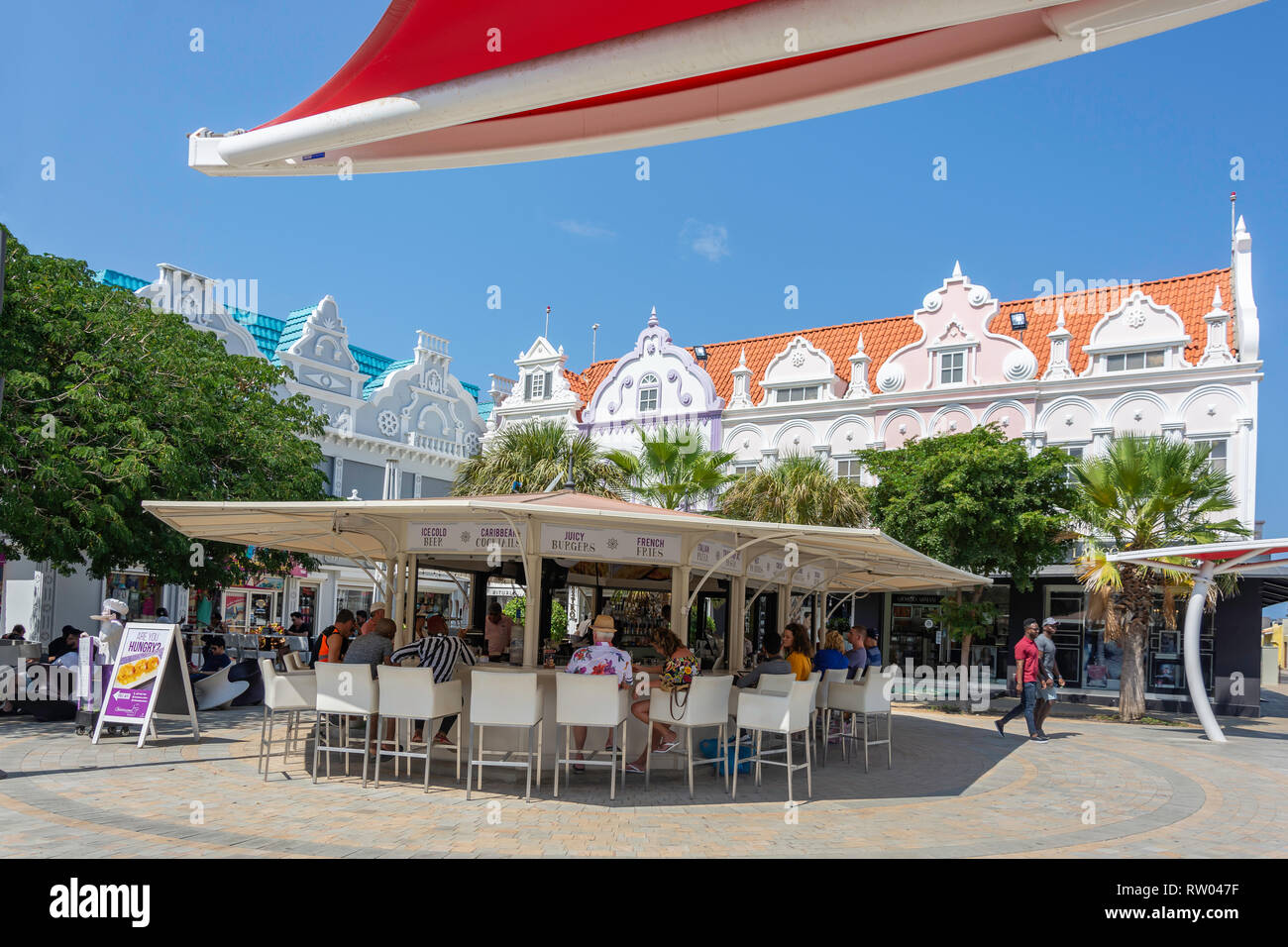Plaza Daniel Leo mostra ristorante e olandese di edifici in stile coloniale, Oranjestad, Aruba, Isole ABC, Leeward Antilles, dei Caraibi Foto Stock
